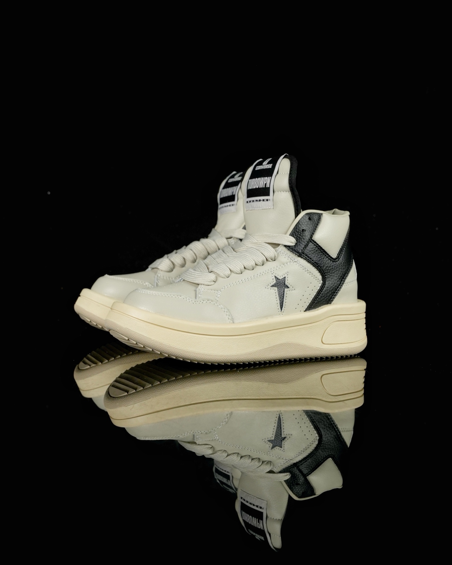 Rick Owens DRKSHDW x Converse 融合前卫与经典,挑战传统,定义新潮流.设计独特,展现出个性和时尚感,别具一格的潮流魅力,让您在人群中脱颖而出,简约又大方.踩上它每一步都踏出独属于你的个性风范. Sizs:35 36 36.5 37 37.5 38 39 39.5 40 41 41.5 42 42.5 43 44