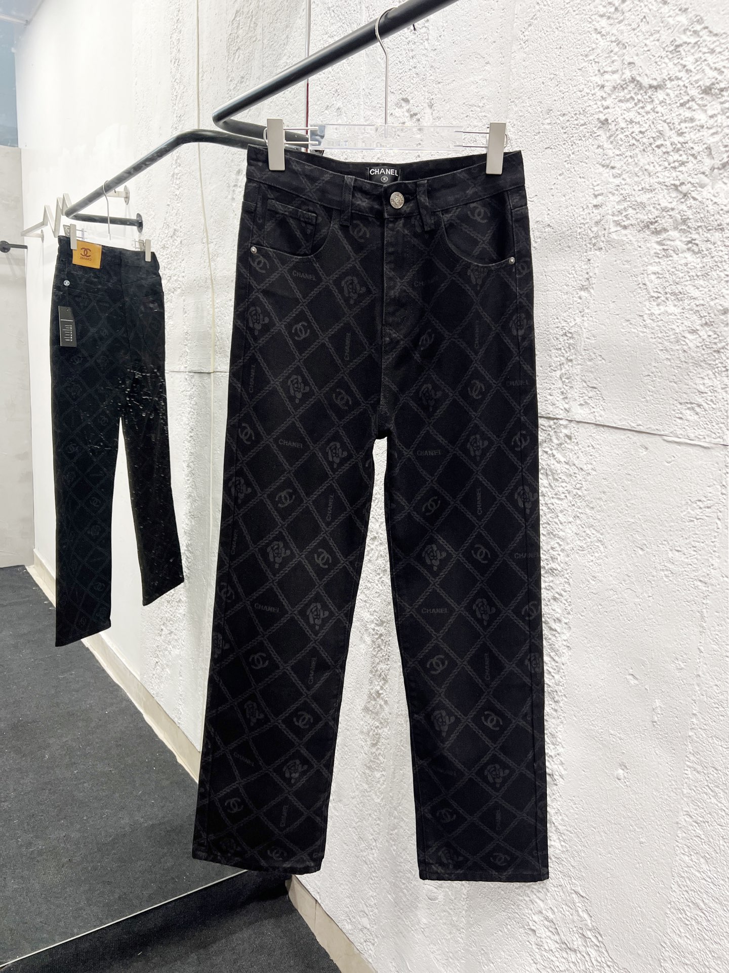 Modelo: 898 CHANEL & Chanel CH clásico logo de cadena cruzada y camelia en jeans ⚠ Versión de alta calidad de…