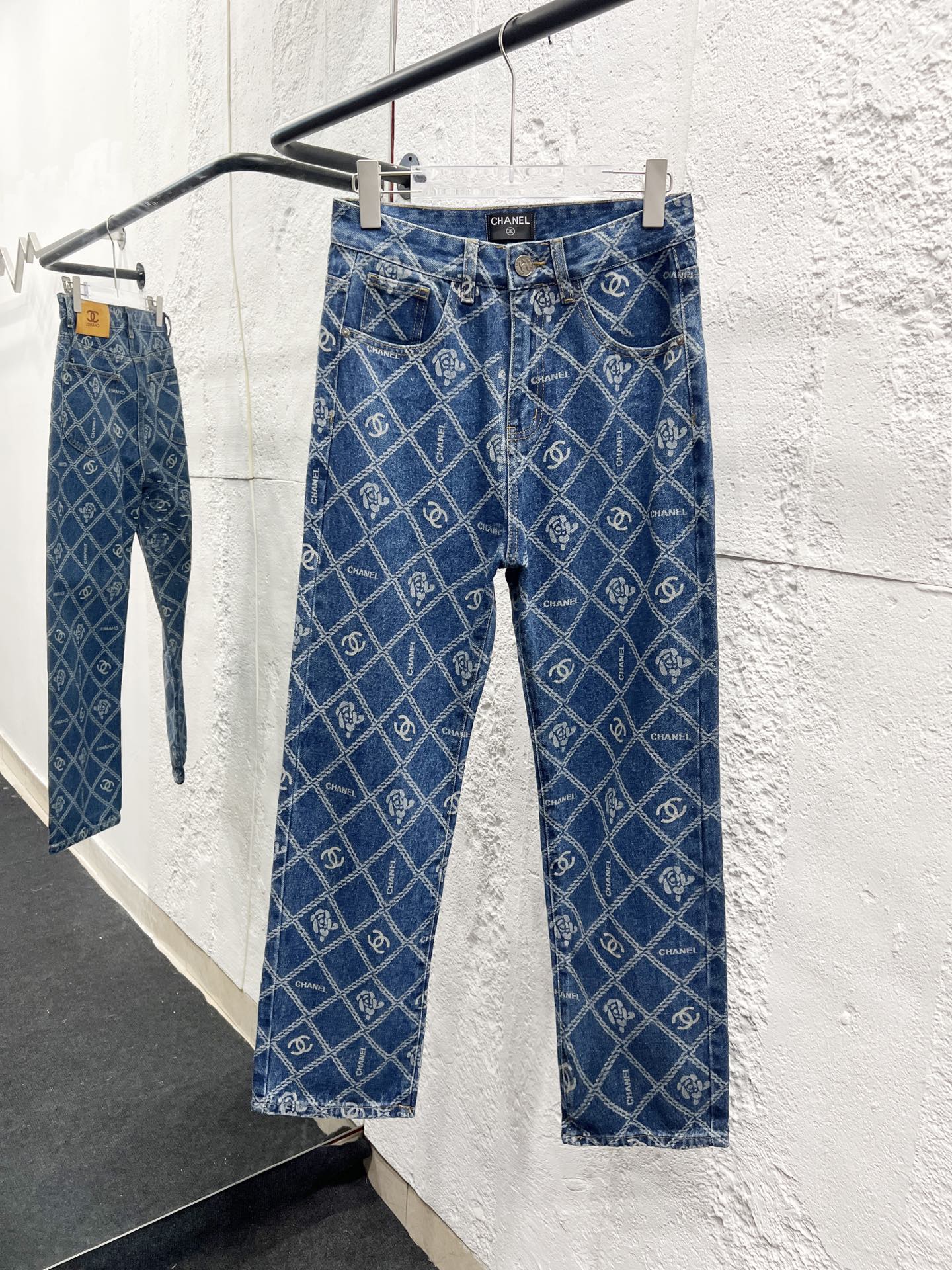Modelo: 899 CHANEL & Chanel CH clásico jeans con cadena cruzada y logo de camelia ⚠Versión alta desarrollada con compra…