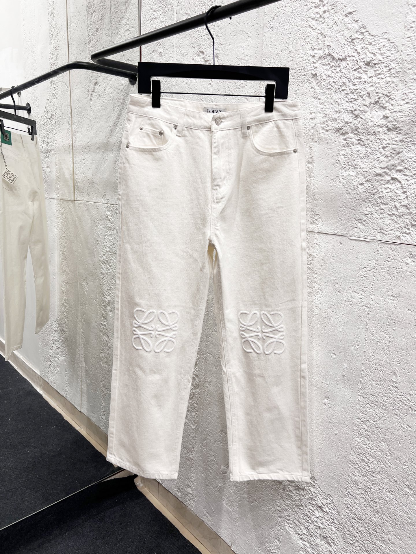 🅿️120 N.º de modelo: H942 LOEWE Loewe Pantalones casuales rectos con cremallera y estampado. Unisex. Blanco. Calidad t…