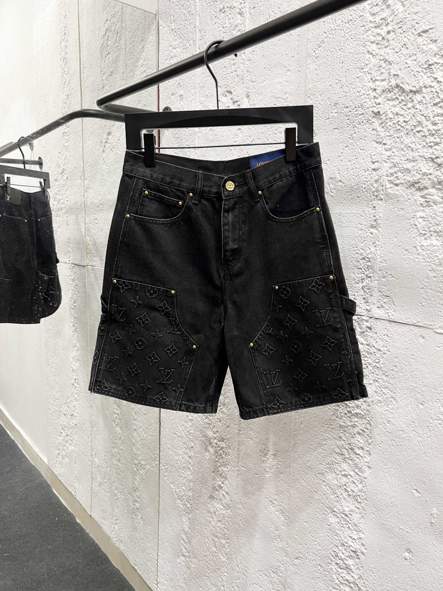 Louis Vuitton Zwarte Denim Werkshorts met Monogram Reliëf - Stijlvol en Duurzaam