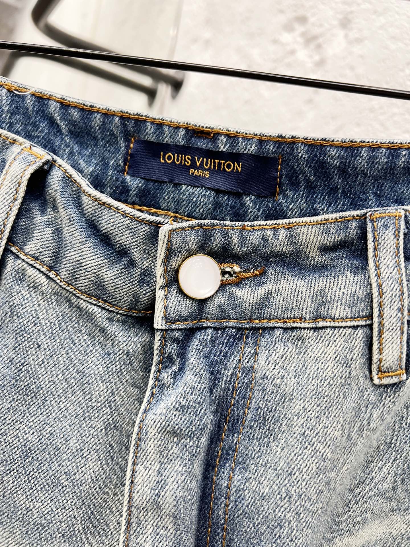 Louis Vuitton 25SS Ripped Retro Mid-Waist Straight Logo Jeans for Men 8 i1756187766888 4781 0 6