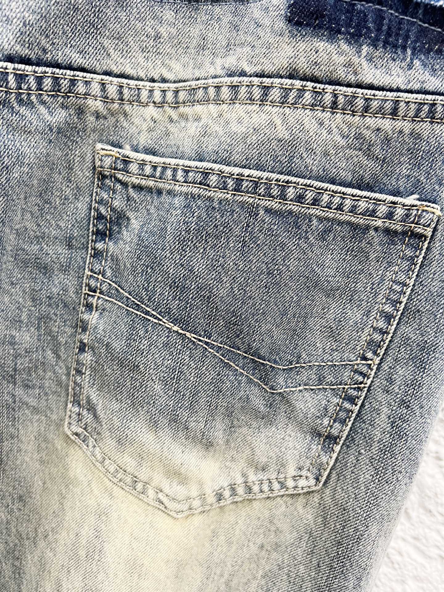 Louis Vuitton 25SS Ripped Retro Mid-Waist Straight Logo Jeans for Men 4 i1756187767010 8737 0 2