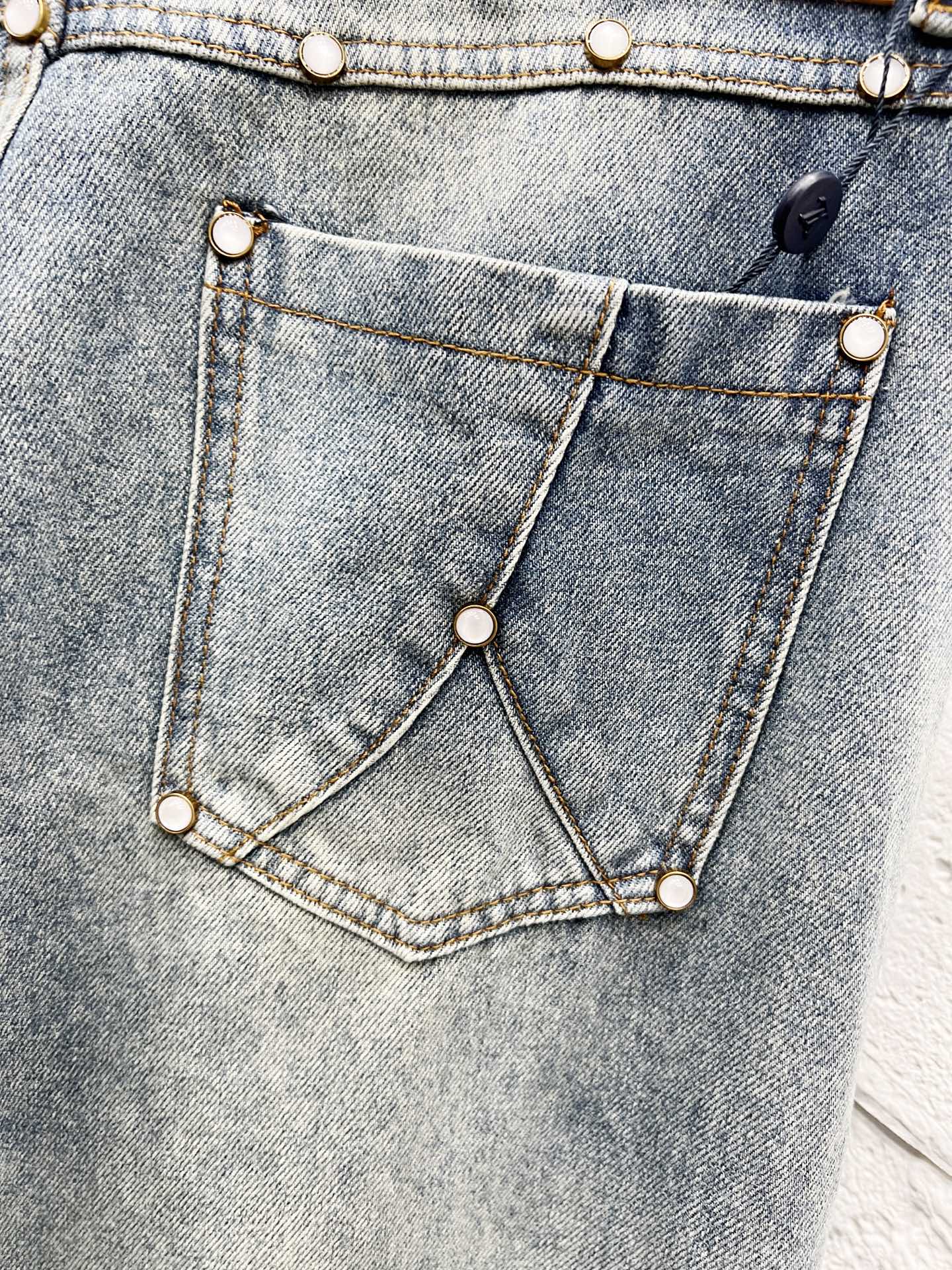 Louis Vuitton 25SS Ripped Retro Mid-Waist Straight Logo Jeans for Men 12 i1756187773711 2796 0 10