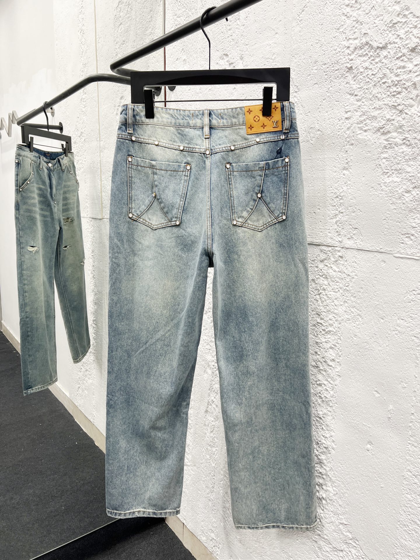 Louis Vuitton 25SS Ripped Retro Mid-Waist Straight Logo Jeans for Men 3 i1756187773739 4327 0 1