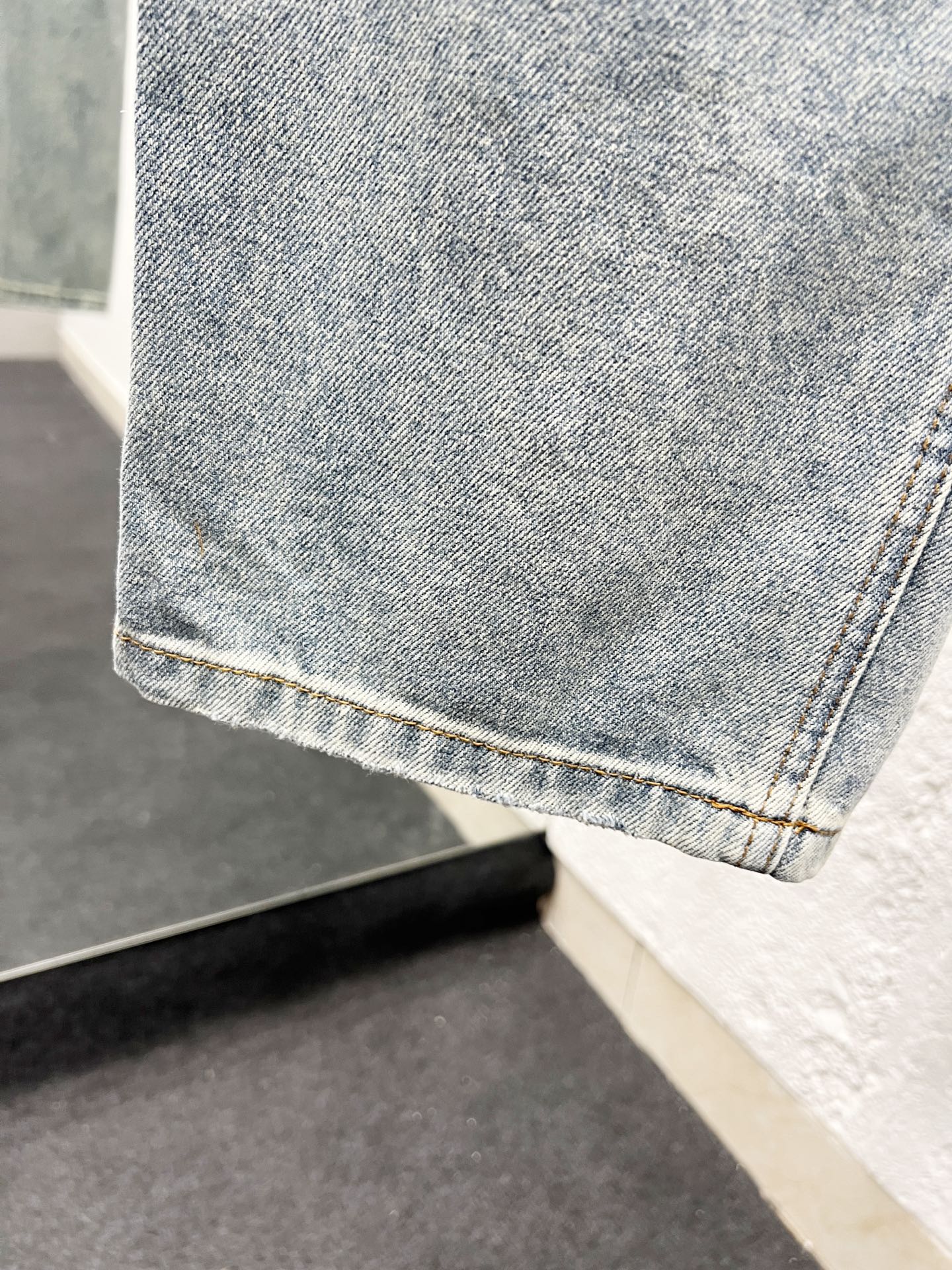 Louis Vuitton 25SS Ripped Retro Mid-Waist Straight Logo Jeans for Men 6 i1756187780573 1336 0 4