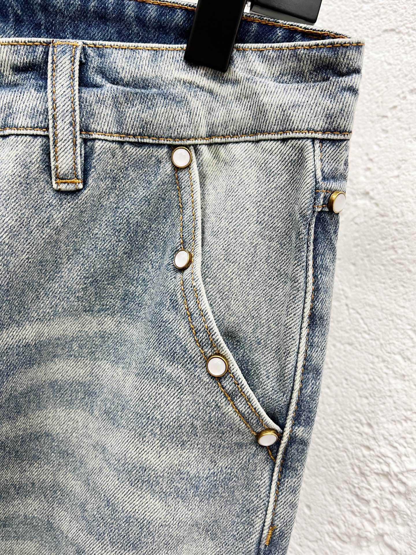 Louis Vuitton 25SS Ripped Retro Mid-Waist Straight Logo Jeans for Men 11 i1756187780643 8434 0 9