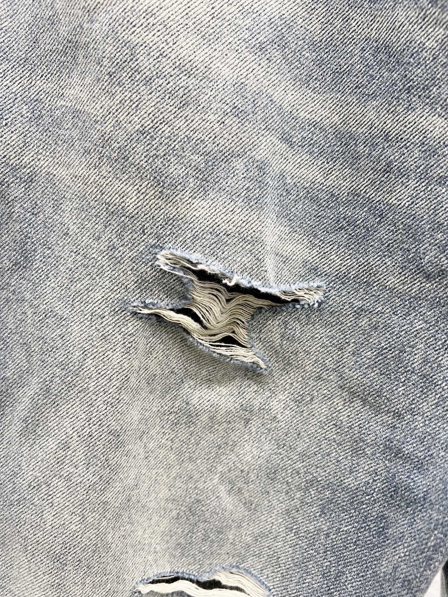 Louis Vuitton 25SS Ripped Retro Mid-Waist Straight Logo Jeans for Men 7 i1756187780681 4732 0 5