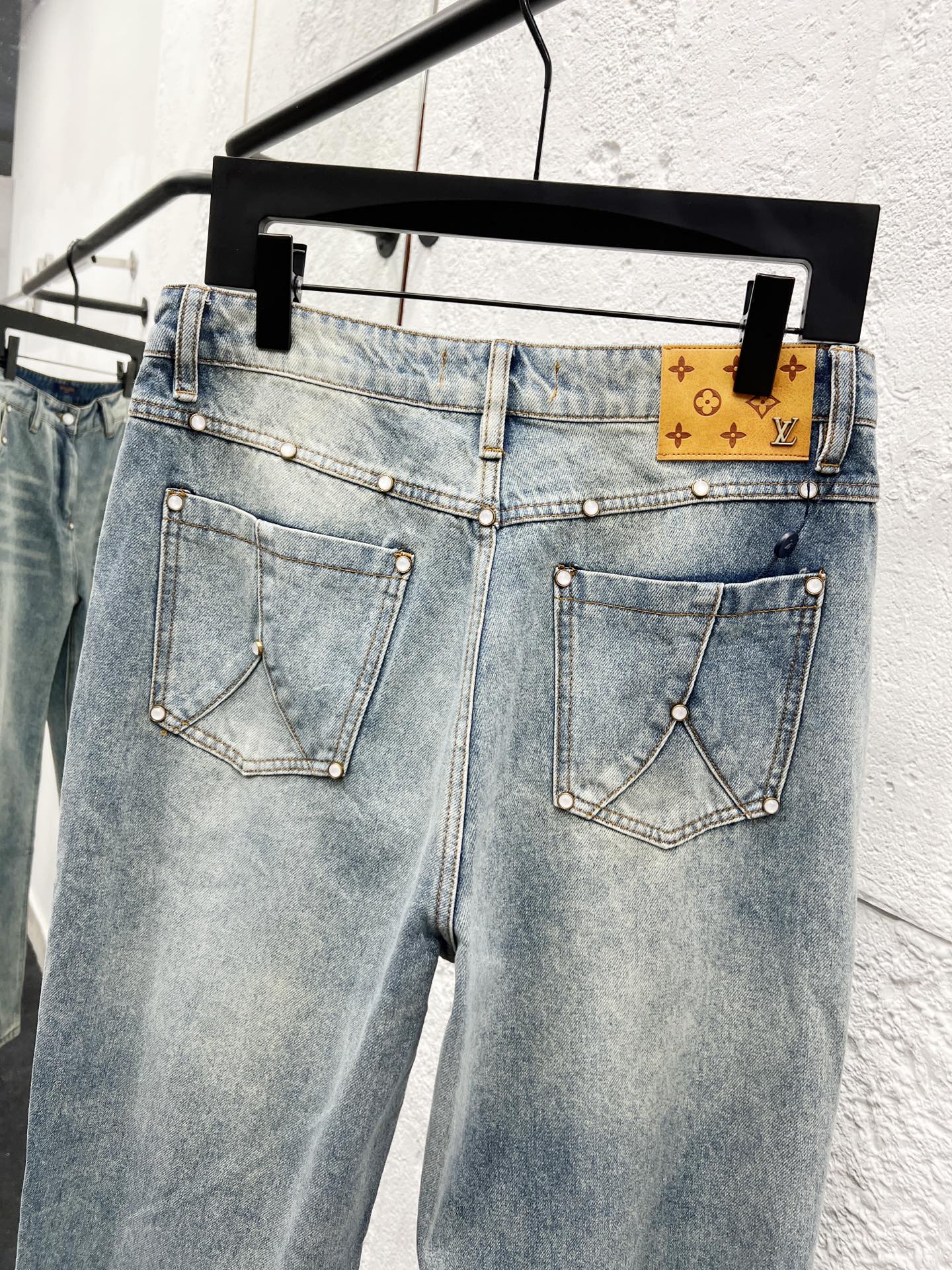 Louis Vuitton 25SS Ripped Retro Mid-Waist Straight Logo Jeans for Men 10 i1756187780700 1546 0 8