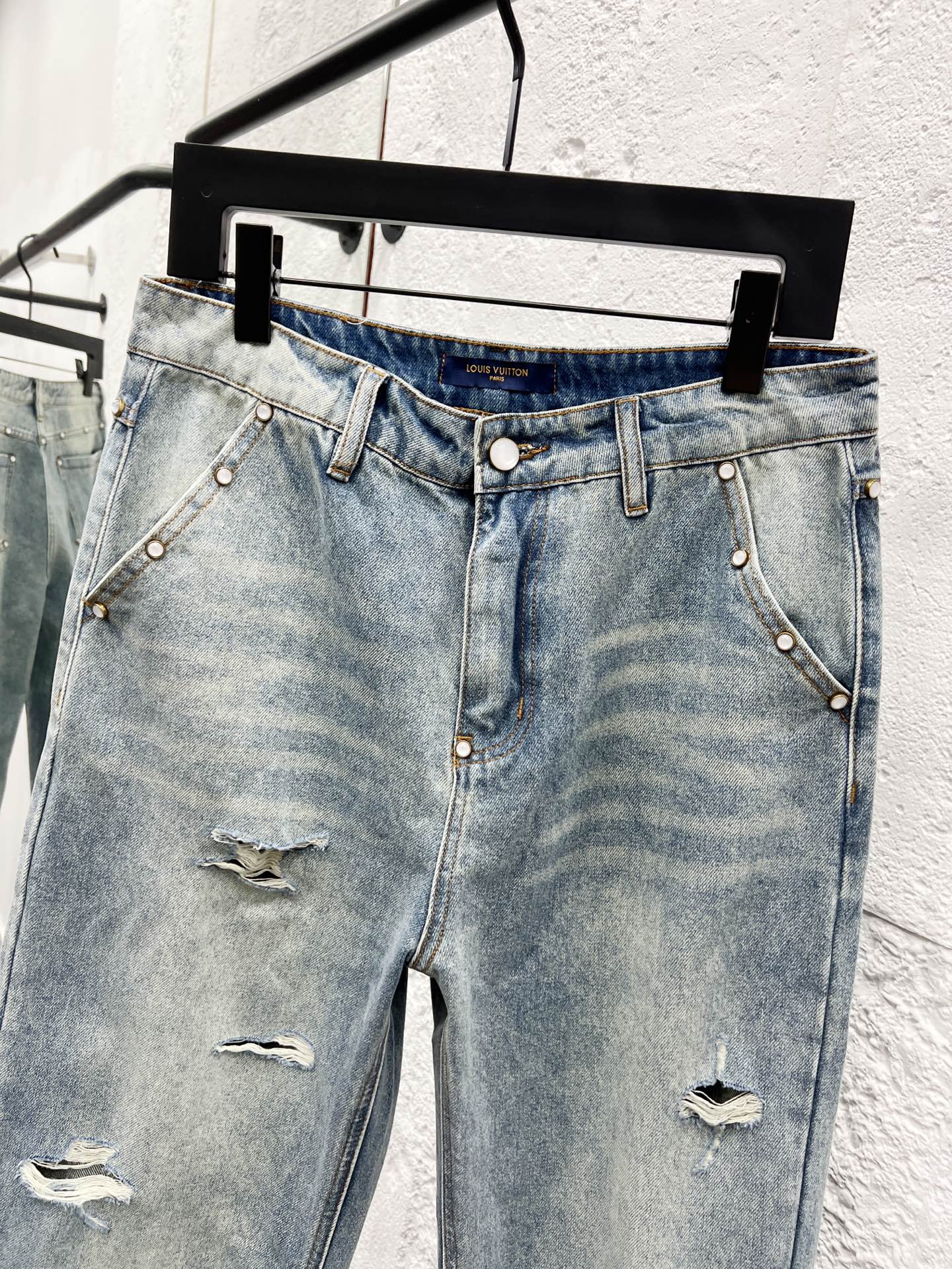 Louis Vuitton 25SS Ripped Retro Mid-Waist Straight Logo Jeans for Men 5 i1756187780706 2190 0 3