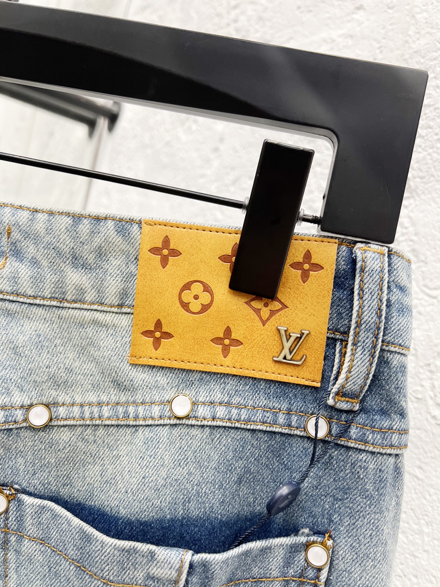 Louis Vuitton 25SS Ripped Retro Mid-Waist Straight Logo Jeans for Men 9 i1756187785812 1714 0 7