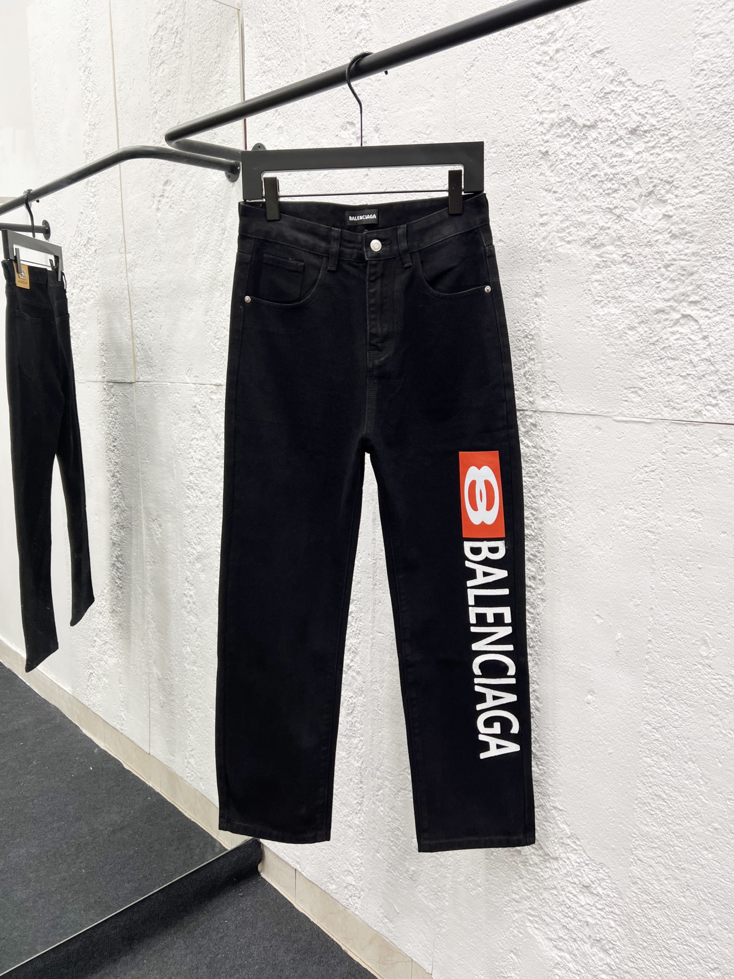 Balenciaga SS25 Straight-Leg Denim Jeans met Logo - Zwart, Regular Fit