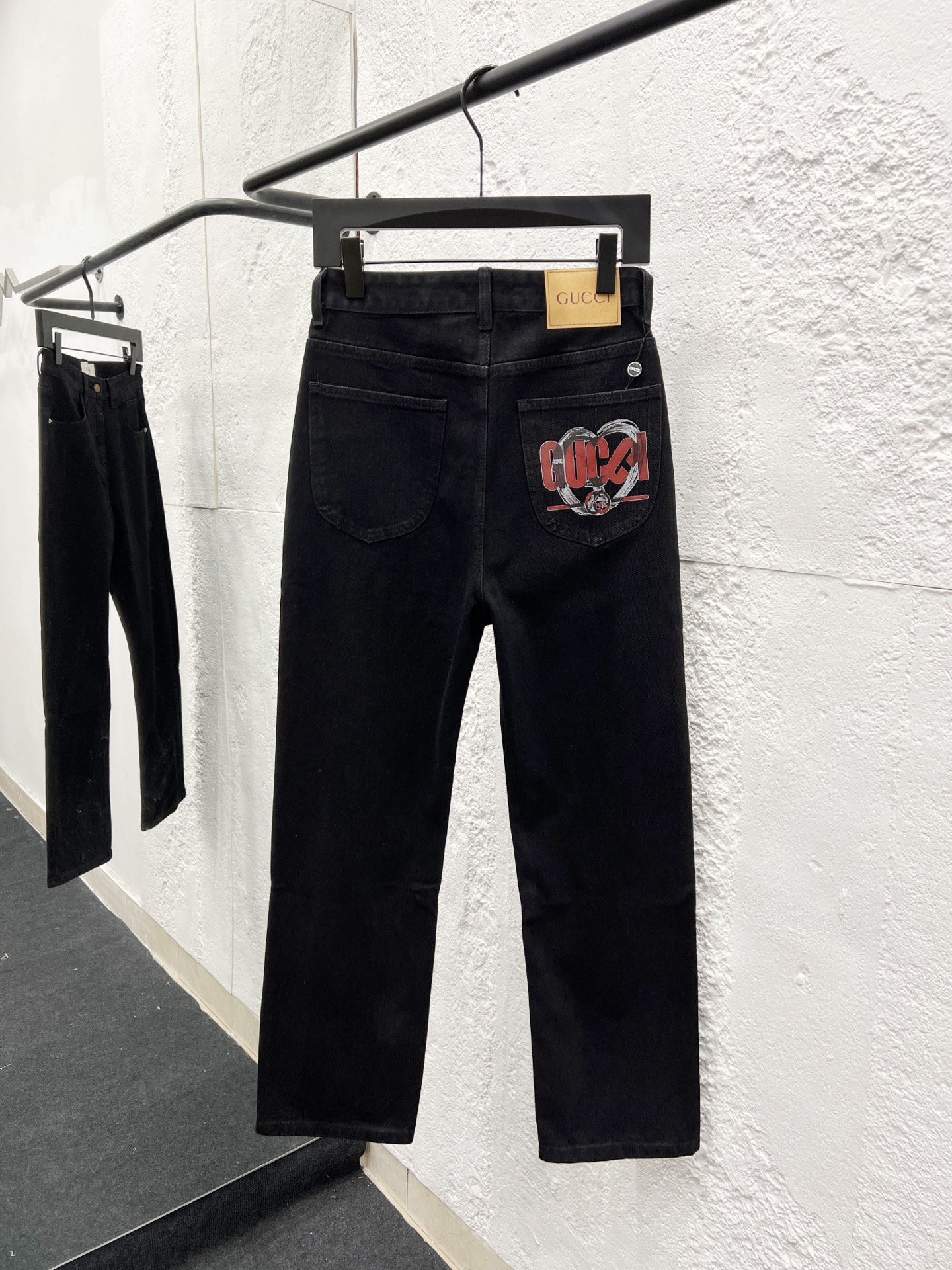 Número de modelo: H985 GUCCI Gucci Bolsillo estampado jeans rectos de cintura media, corte regular, negro, unisex, cali…