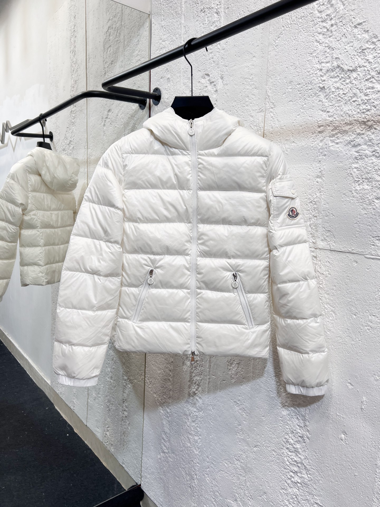 款号：Y41 2025秋冬新款🆕情侣款羽绒服 原版1:1订制五金配件全进口原版定制 欢迎专柜对比 绝对的高品质 采用顶级50白鸭绒 超柔软 充羽量蓬松饱满 超级重工 面料做工杠杠的👍版型完美 注意⚠面料超舒服 男女（今年第一次做羽绒服…