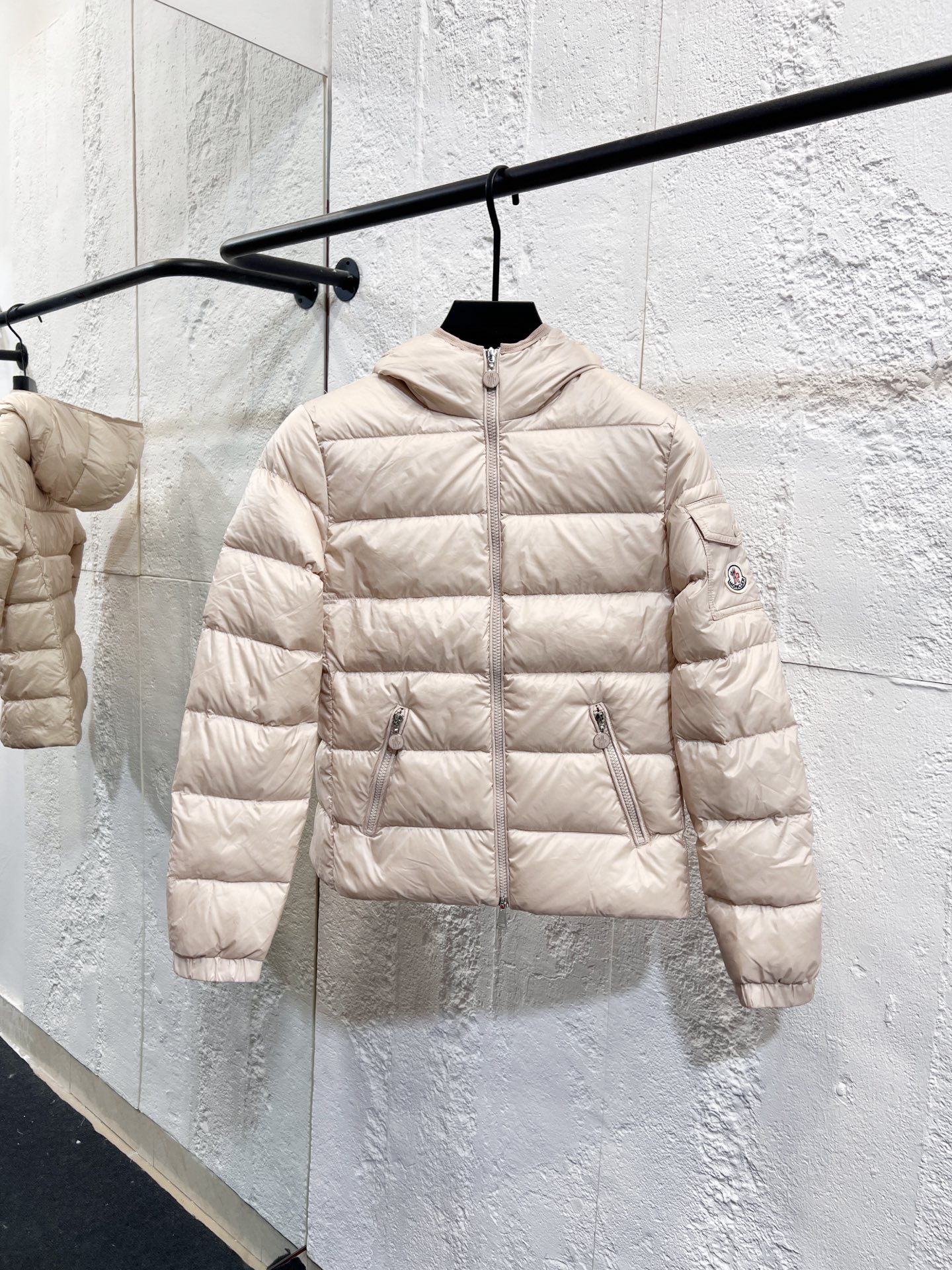 款号：Y43 2025秋冬新款🆕情侣款羽绒服 原版1:1订制五金配件全进口原版定制 欢迎专柜对比 绝对的高品质 采用顶级50白鸭绒 超柔软 充羽量蓬松饱满 超级重工 面料做工杠杠的👍版型完美 注意⚠面料超舒服 男女（今年第一次做羽绒服…