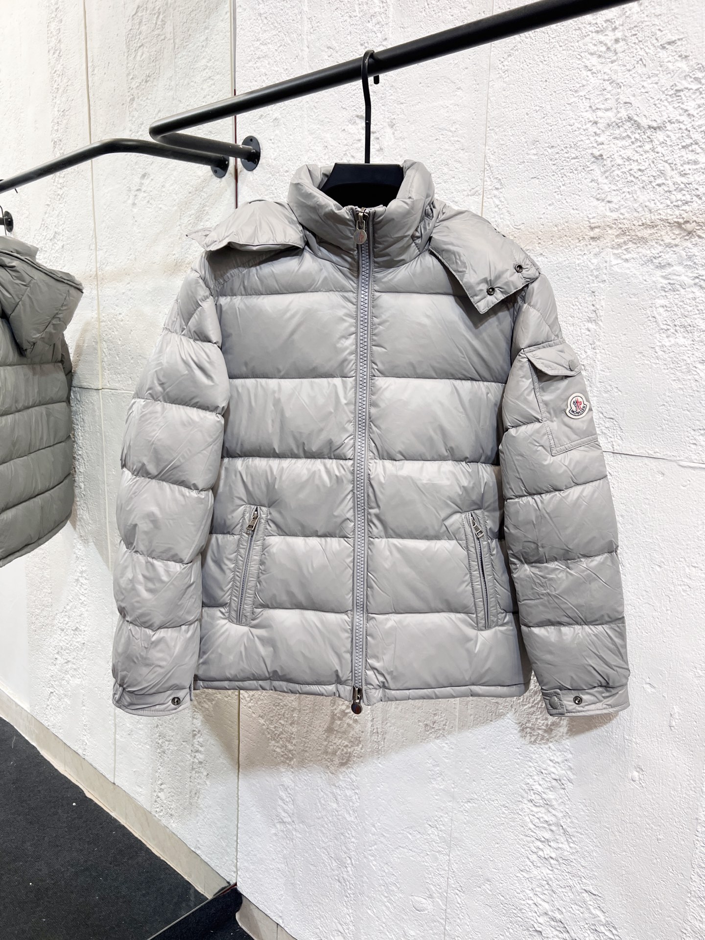款号：Y44 2025秋冬新款🆕情侣款羽绒服 原版1:1订制五金配件全进口原版定制 欢迎专柜对比 绝对的高品质 采用顶级50白鸭绒 超柔软 充羽量蓬松饱满 超级重工 面料做工杠杠的👍版型完美 注意⚠面料超舒服 男女（今年第一次做羽绒服…