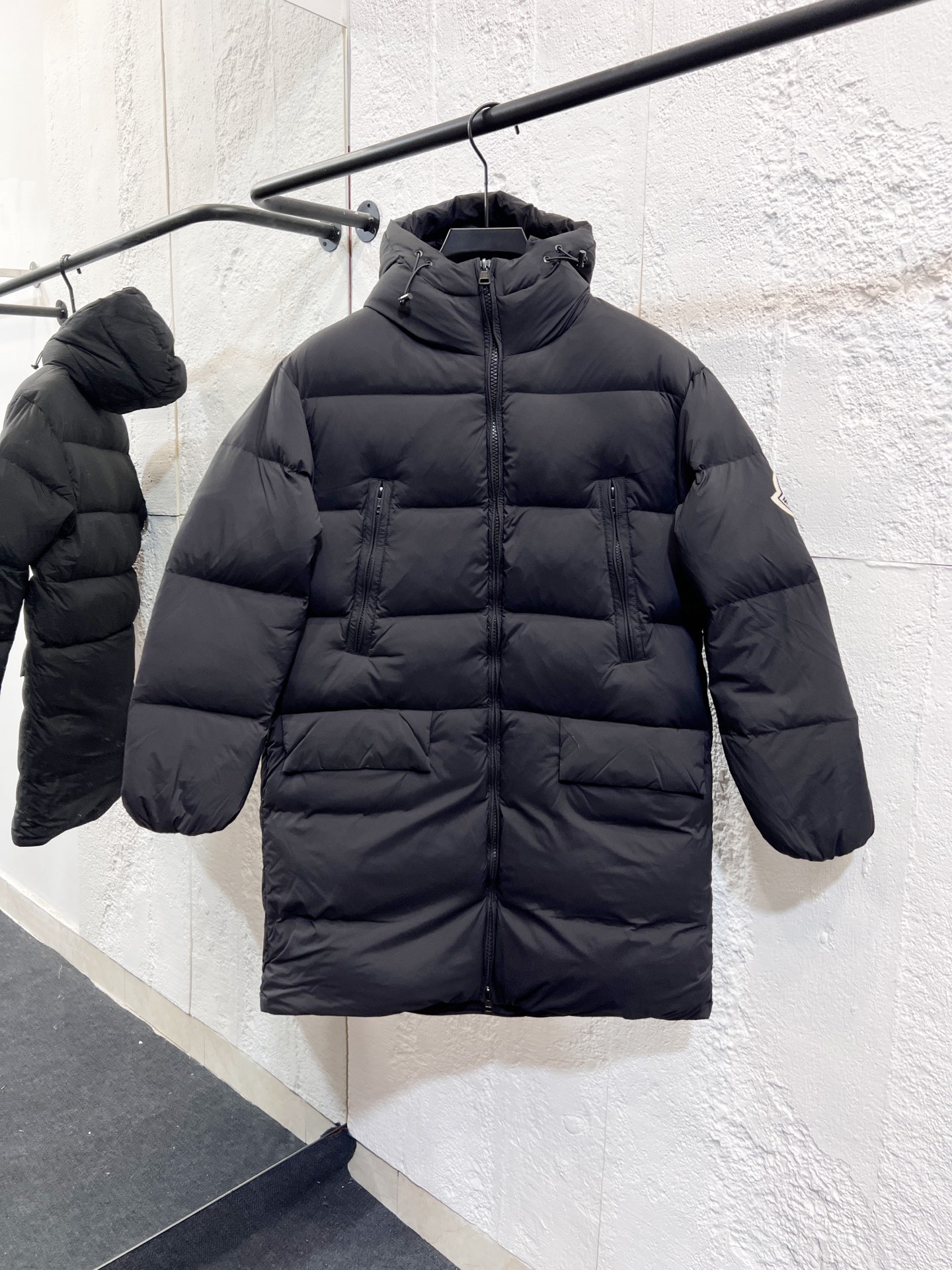 款号：Y45 2025秋冬新款🆕情侣款羽绒服 原版1:1订制五金配件全进口原版定制 欢迎专柜对比 绝对的高品质 采用顶级50白鸭绒 超柔软 充羽量蓬松饱满 超级重工 面料做工杠杠的👍版型完美 注意⚠面料超舒服 男女（今年第一次做羽绒服…