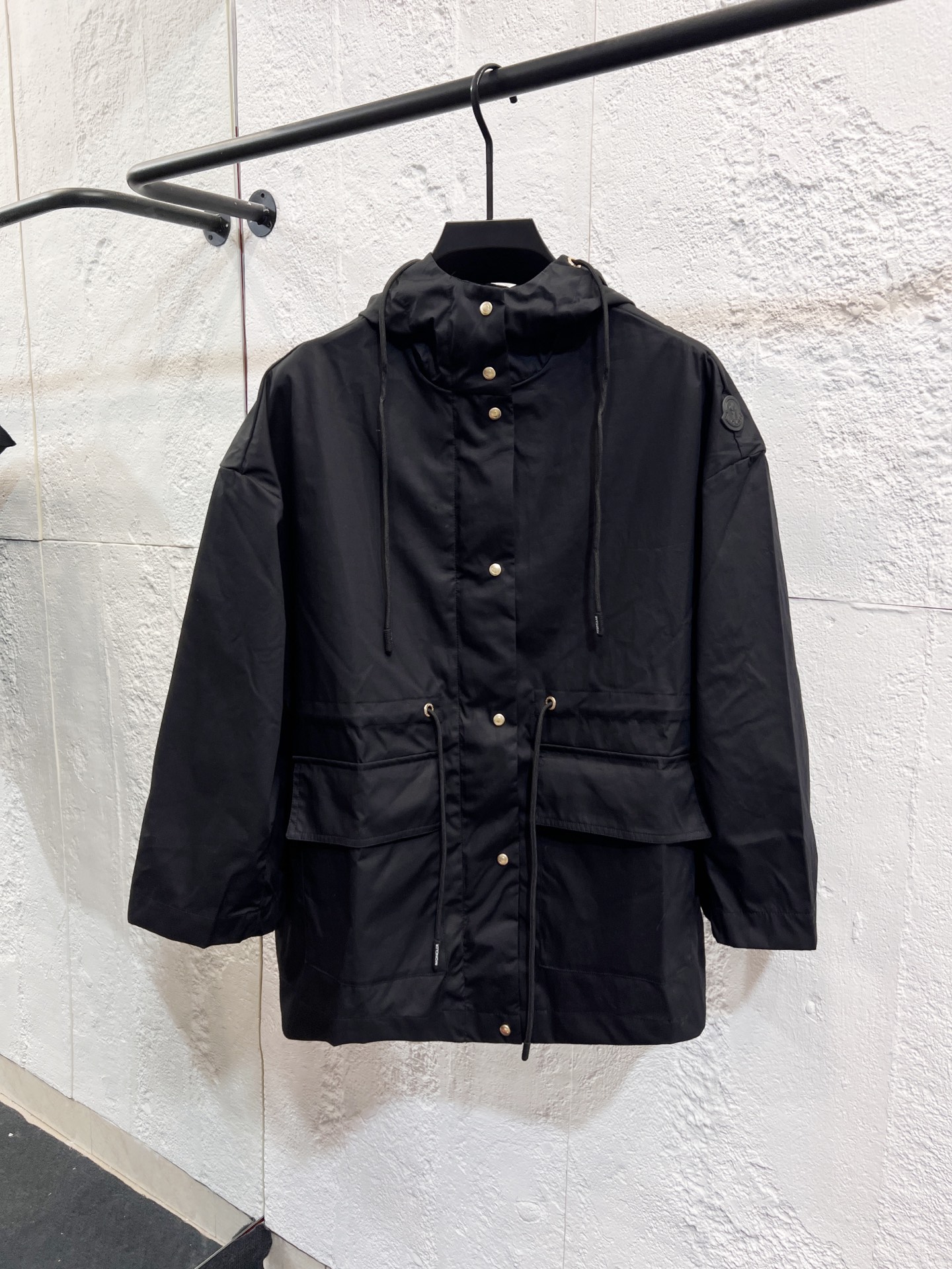 款号：Y46 Moncler & 蒙口 原版 25SS 蓝格纹贴布刺绣冲锋衣夹克 轻奢主义 男女日常通勤穿搭必备单品 正确版本 欢迎对比 F-1 详细特征 · 定制定染格纹棉质面料 · 面料整体做防水涂层预处理 · OS超宽松廓型设计 ·…