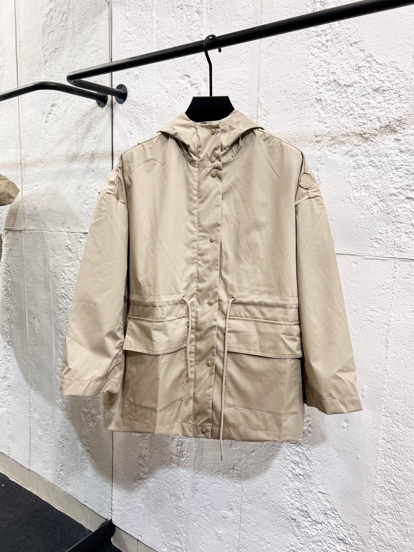 款号：Y47 Moncler & 蒙口 原版 25SS 蓝格纹贴布刺绣冲锋衣夹克 轻奢主义 男女日常通勤穿搭必备单品 正确版本 欢迎对比 F-1 详细特征 · 定制定染格纹棉质面料 · 面料整体做防水涂层预处理 · OS超宽松廓型设计 ·…
