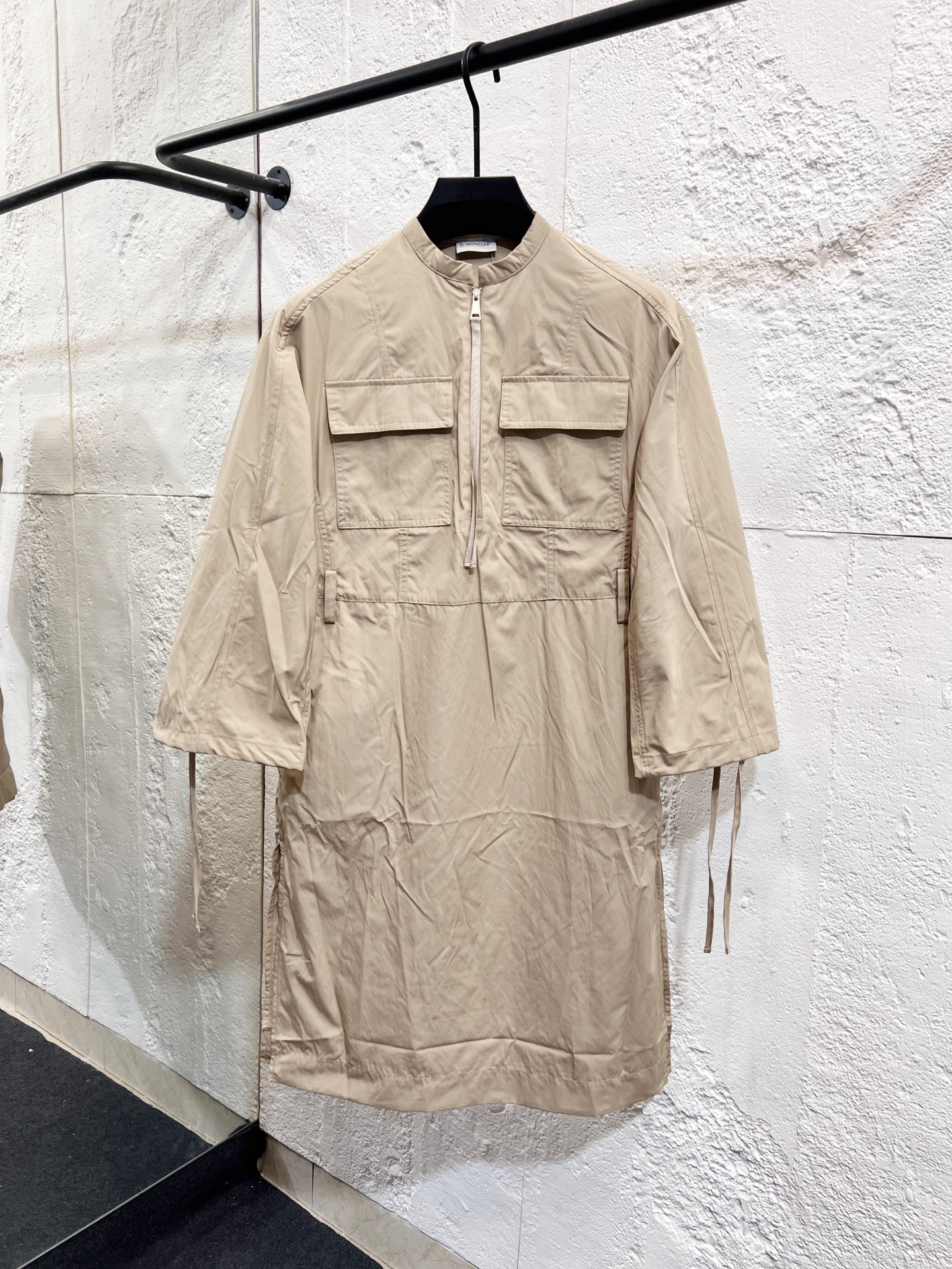 款号：Y48 Moncler & 蒙口 原版 25SS 蓝格纹贴布刺绣冲锋衣夹克 轻奢主义 男女日常通勤穿搭必备单品 正确版本 欢迎对比 F-2 详细特征 · 定制定染格纹棉质面料 · 面料整体做防水涂层预处理 · OS超宽松廓型设计 ·…