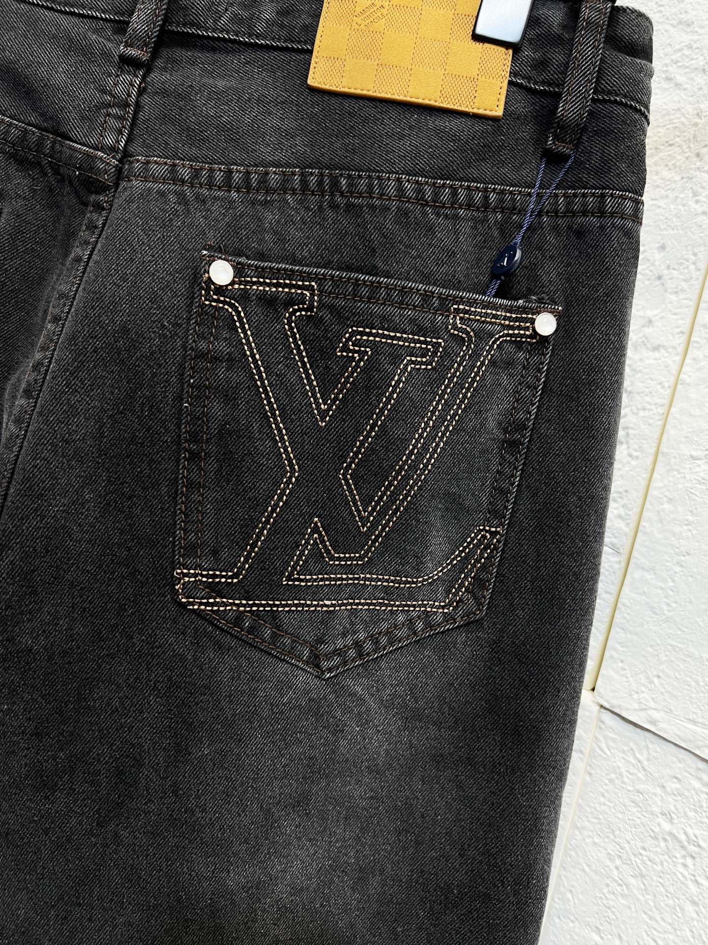 מכנסי דנים שחורים בצבע אחד של Louis Vuitton - אופנה אנונית 8 i1757832664224 7781 0 6