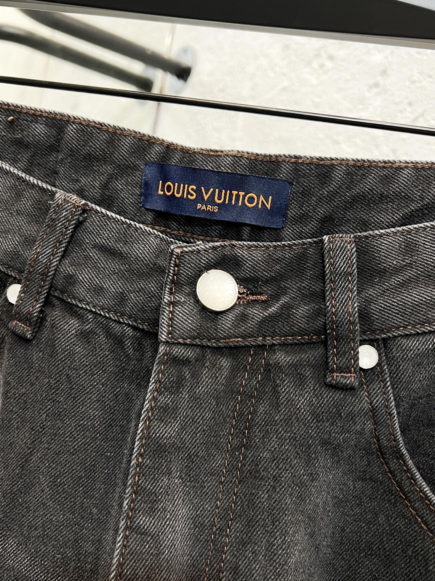 מכנסי דנים שחורים בצבע אחד של Louis Vuitton - אופנה אנונית 6 i1757832689413 3894 0 4