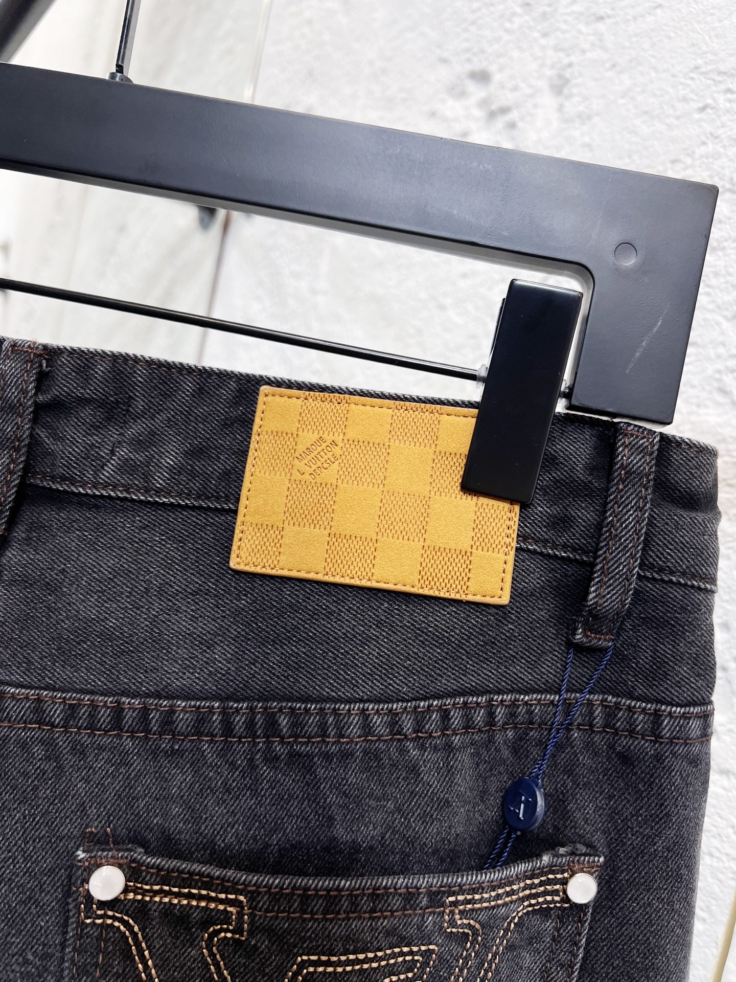 מכנסי דנים שחורים בצבע אחד של Louis Vuitton - אופנה אנונית 7 i1757832689515 9356 0 5