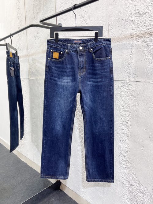 Louis Vuitton SS25 Jeans, Comfortable Fit, Versatile Style, Unisex Design 1 Louis Vuitton SS25 Jeans, Comfortable Fit, Versatile Style, Unisex Design