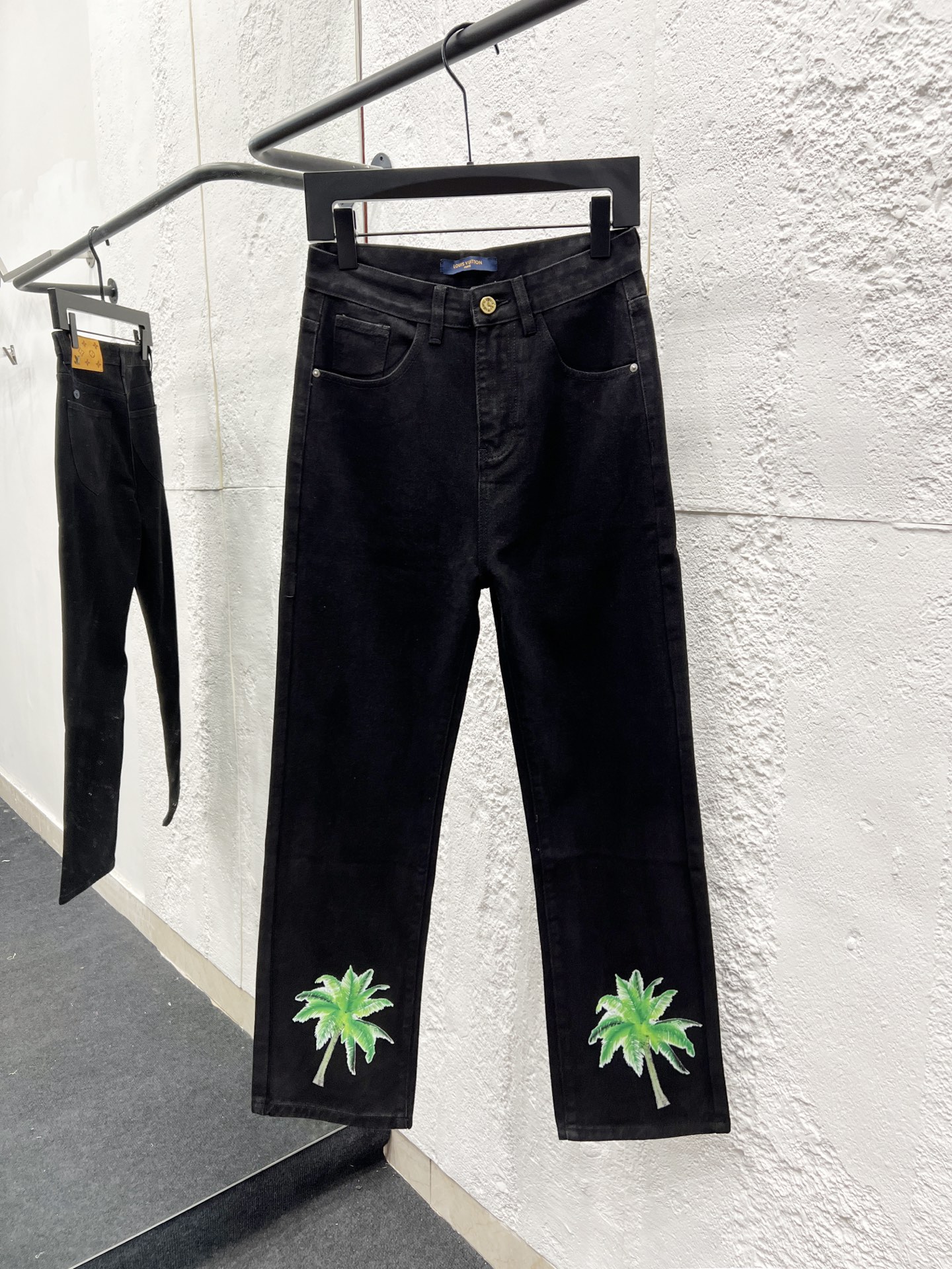 Louis Vuitton SS25 Jeans en Coton Lavé avec Imprimé Arbre de Cocotier