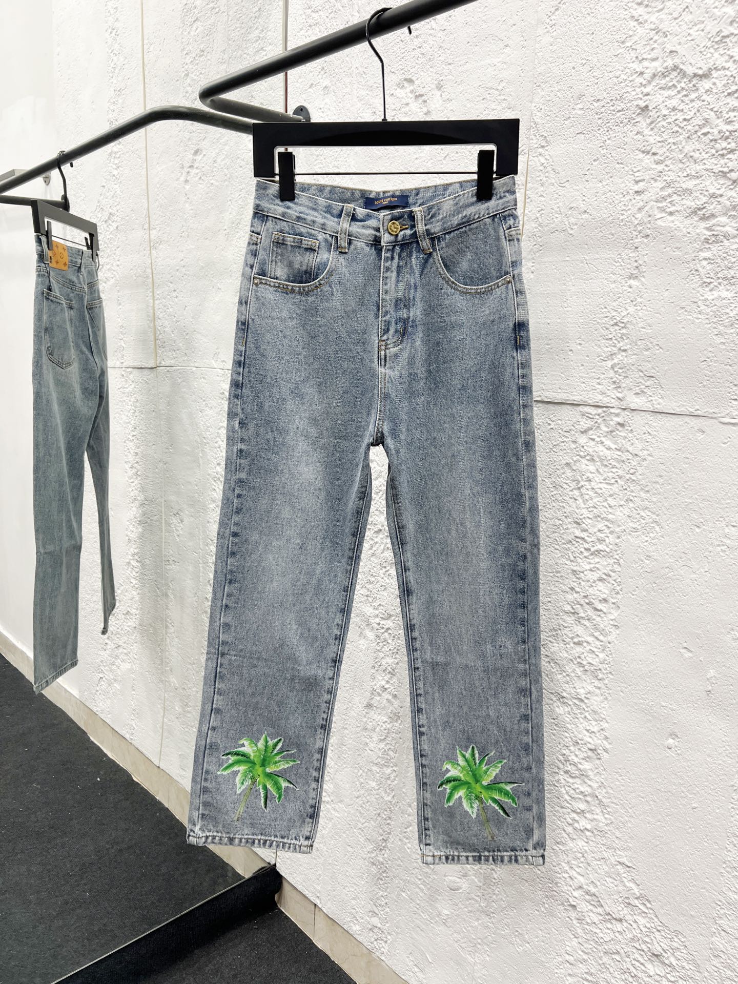 Louis Vuitton SS25 Jeans met Cartoonprint en Palmboom, Grijze Denim voor Dames en Heren