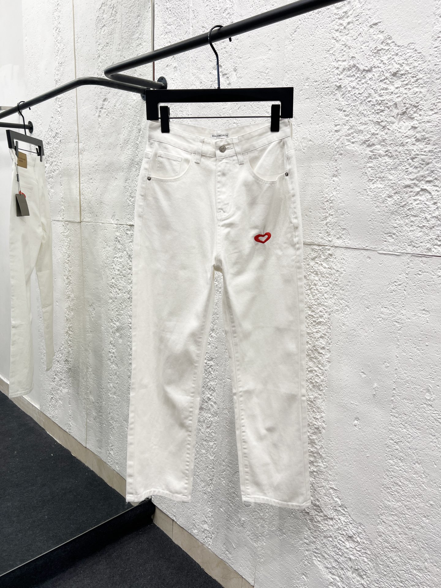 Balenciaga Jean Décontracté Blanc avec Logo Cœur Rouge Brodé