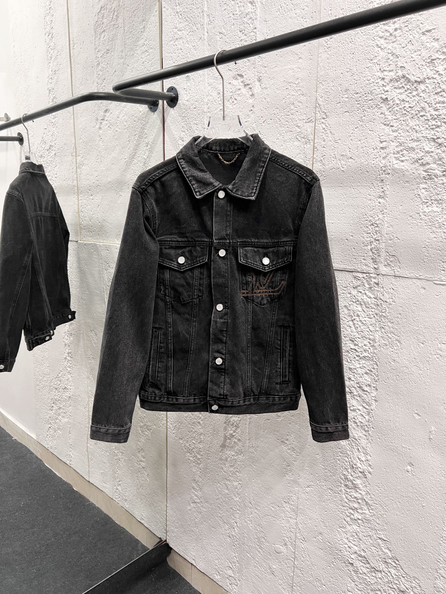 P150 número de modelo: H1067 LOUIS VUITTON SS26 Chaqueta vaquera con pespuntes bordados en denim lavado en arena. Acces…
