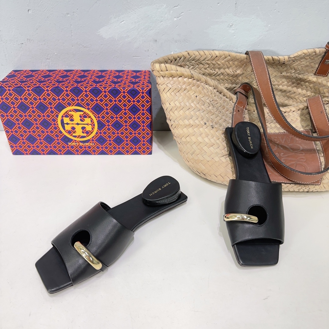 NO:259872,High quality!  Niche trendy brand TORY BURCH25 spring and summer show hardware buckle bag head half-tight flat slipper series!  Can be salty or sweet!  It has a very contemporary retro flavor~~ It has both the comfort of single shoes and the fashionable and playfulness of Mary Jane. The T-buckle on the instep can freely adjust the comfort level!  The upper and the outer parts are made of imported cowhide. The soft and soft feet feel is a comfortable feeling that you can't imagine. The upper uses imported mixed-bred sheepskin. The inner foot padded sheepskin Italian leather outsole. The texture can be seen everywhere. Size: 35-40 (40 custom made without return and exchange) with original packaging, slippers, burberry, mary jane, slippers, cowhide, sheepskin, Leather soles19860909高品质！小众潮牌TORY BURCH25春夏秀款五金扣包头半拖平底拖鞋系列！可盐可甜！就很有当代的复古那味儿～～ 既有单鞋的舒适又有玛丽珍的时髦俏皮,脚背上的T字扣 可以自由调节舒适度！鞋面鞋外都是进口牛皮材质 软唧唧哒 脚感是你们想不到的舒适不刮脚 鞋面采用进口混种羊皮 内里垫脚羊皮 意大利真皮大底 质感随处可见 码数:35-40（40定做不退换） 配原版包装,拖鞋,burberry,mary jane,slippers,cowhide,sheepskin,Leather soles,Women's Shoes