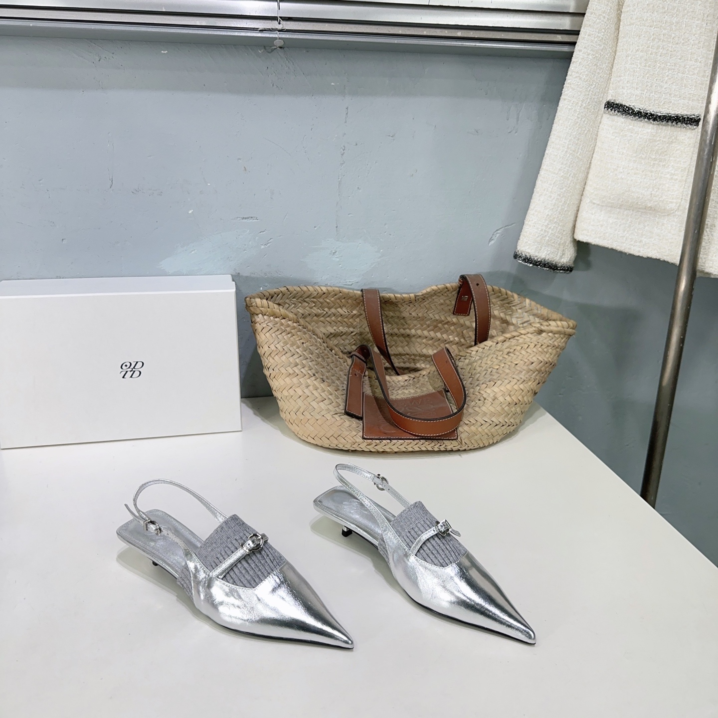 NO:165892,High quality!  Niche trendy brand ODTD25 spring and summer new hot knitted wool spliced ​​cat heel pointed-toe single shoe sandals!  Simple contour design Explain the wonderful fusion of nature and fashion wool decoration, form a unique design with soft leather, man-made custom ox patent leather spliced ​​knitted wool, inner foot pad sheepskin Original rubber non-slip sole Heel height: 2.5cm Size: 35-40 (40 custom made without return) With original packaging, sandals, sandals, sheepskin19860909高品质！小众潮牌ODTD25春夏新款爆款针织毛线拼接猫跟尖头单鞋凉鞋！ 简约轮廓设计 阐述自然与时髦的美妙融合毛线装饰 与柔软的皮质形成独特设计 人手必备 鞋面定制牛漆皮拼接针织毛线 内里垫脚羊皮 原版橡胶防滑大底 跟高:越2.5cm 码数:35-40（40定做不退换） 配原版包装,凉鞋,sandals,sheepskin,Women's Shoes