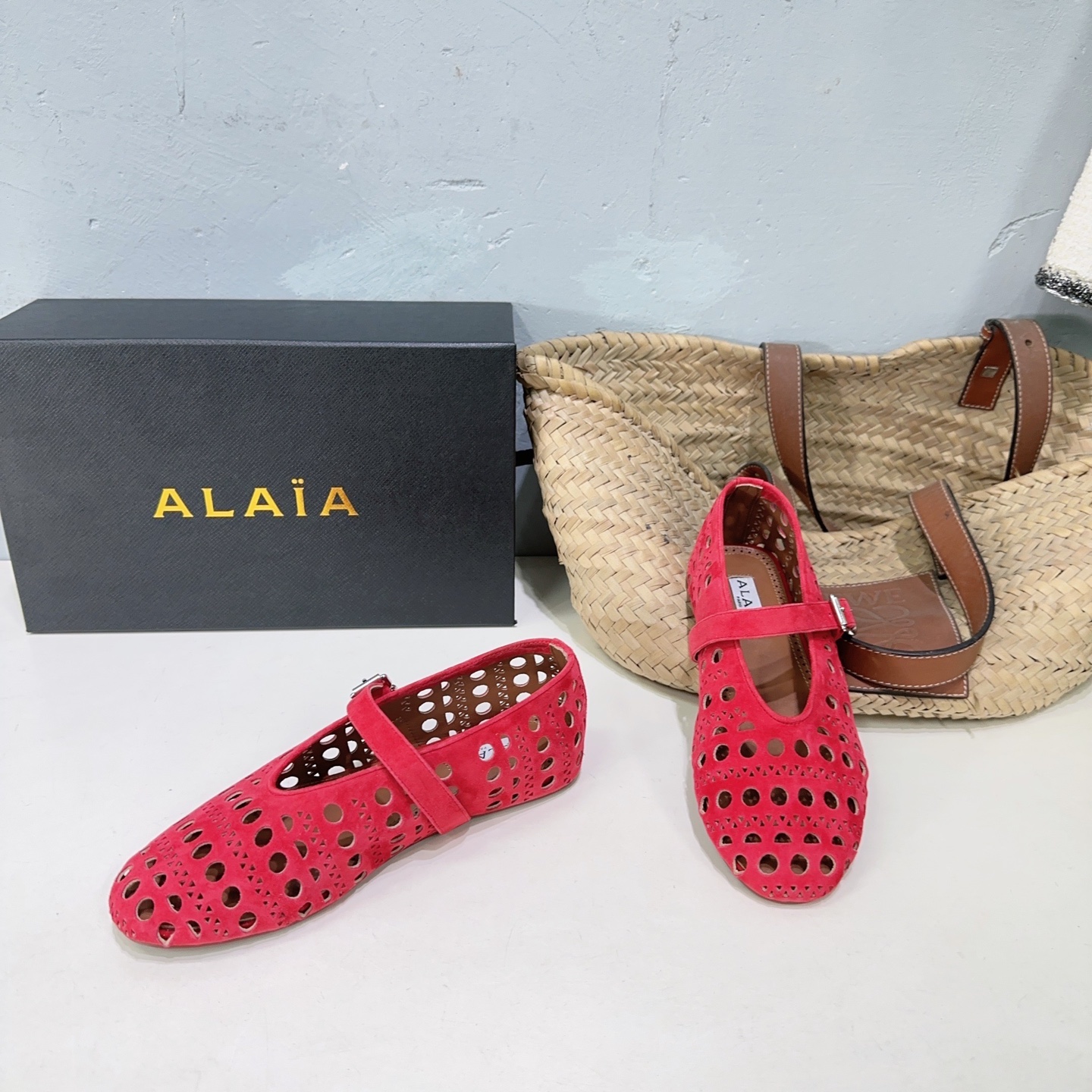 NO:546940,High quality!  Niche trendy brand ALAIA25 spring and summer hollow carved round toe flat grandma shoes loafer shoes single shoes!  The latest spring and summer fashion show new series of flat ballet shoes!  French high-end first-tier high-end high-end brand!  The last craftsman in the fashion industry is only loyal to the creation of cutting that shows the curves of women's bodies!  King's brand Alaia in 1979 has always been selling fashionable women's shoes, lazy and casual style. The Paris fashion industry and the whole world are well-known Ladygaga, Madonna, are both admirers and number one fan of ALAA!  It's really amazing to wear, and it can be matched all seasons!  True love, Wang Bang Kaikai series, the upper is imported from the original delicate Yangjing, the inner foot pad is water-dyed sheepskin, the original mold-soled rubber sole, the size: 35-40 (40 custom made without return and exchange) with original packaging, ballet shoes, alaia, loafers, sheepskin, sheep19860909高品质！小众潮牌ALAIA25春夏镂空雕花圆头平底奶奶鞋乐福鞋单鞋！最新春夏时装秀新款系列平底芭蕾舞鞋！法国高端一线高定品牌！时尚界最后的手艺人 只忠于展现女性身体曲线的裁剪之创于始！王1979年的品牌Alaia 一直主售时装感十足的型格女鞋 慵懒随性风 巴黎时装界以及全世界都享有盛誉Ladygaga ,麦当娜, 都是ALAA的崇拜者和头号丝粉！上脚真的绝绝的,四季都可搭配！真心大爱,王炸开挂系列 鞋面采用原版进口细腻羊京 内里垫脚水染羊皮 原版开模底花橡胶大底 码数:35-40（40定做不退换） 配原版包装,芭蕾舞鞋,alaia,loafers,sheepskin,sheep,Women's Shoes
