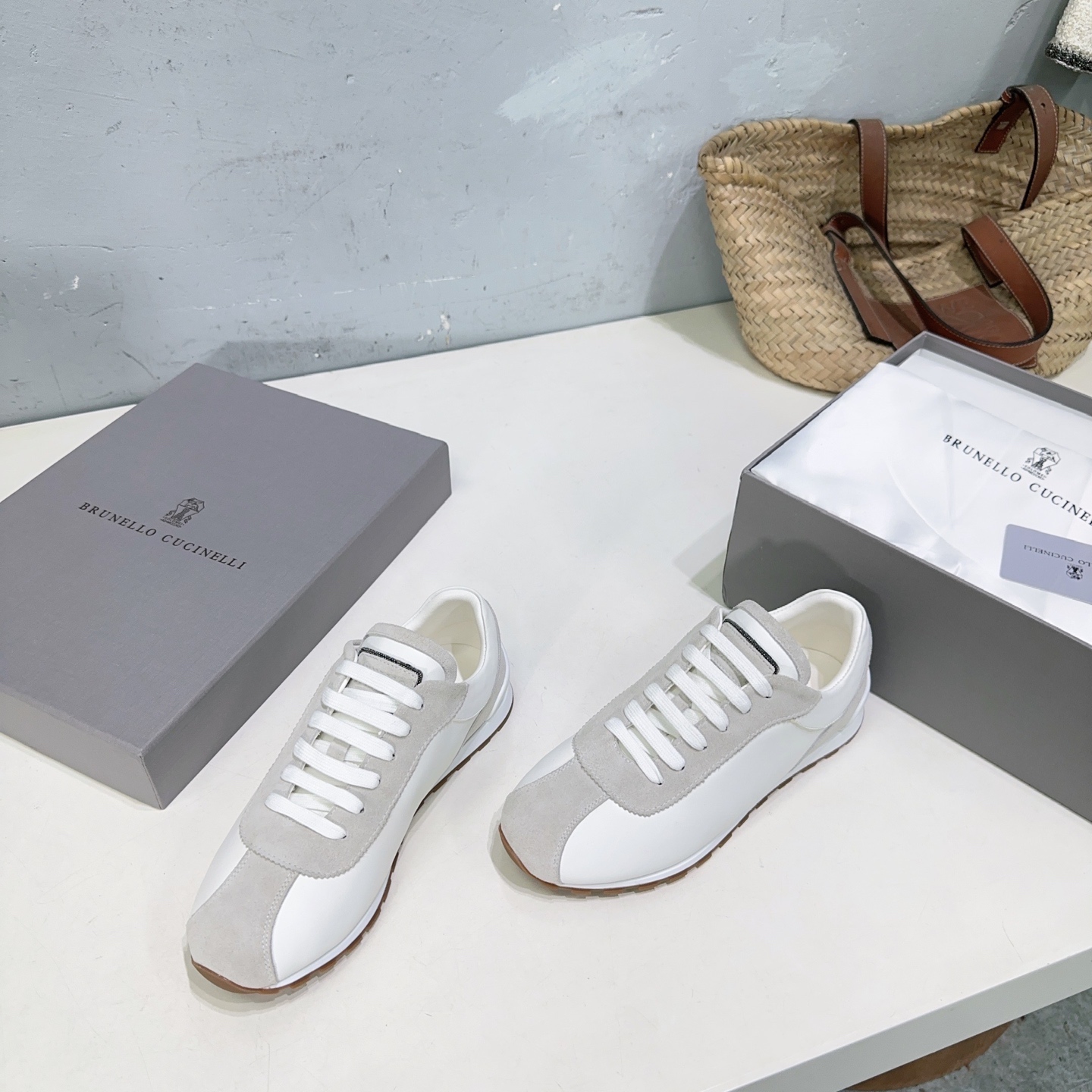 NO:255675,High quality!  Top quality [brunellocucinelli] BC25 spring and summer new new women's Forrest Gump casual sneakers (decorative beaded sneakers) Original one-to-one replica high mercerized beef reverse velvet and sheepskin splicing special materials. It is matched with hardware chains and does not fade, and the hardware ruler has no bubbles. The upper is made of beef reverse velvet and sheepskin inner foot pad sheepskin foot pad high density elastic latex (high elastic latex insole) Original TPR foamed sole Light and comfortable Size: 35-40 (40 customized, non-returnable) With original packaging, casual shoes/sports shoes, brunello cucinelli, sneakers, sheepskin19860909高品质！顶级品质【brunellocucinelli】BC25春夏新款新品女士阿甘休闲运动鞋（装饰镶珠运动鞋） 原版一比一复刻高丝光牛反绒、羊皮拼接特殊材料 搭配五金链条不掉色,五金尺无气泡. 鞋面采用牛反绒拼羊皮 内里垫脚羊皮 垫脚高密度弹力乳胶（高弹力乳胶鞋垫） 原版TPR发泡大底 轻便舒适 码数:35-40（40 定做不退换） 配原版包装,休闲鞋/运动鞋,brunello cucinelli,sneakers,sheepskin,Women's Shoes