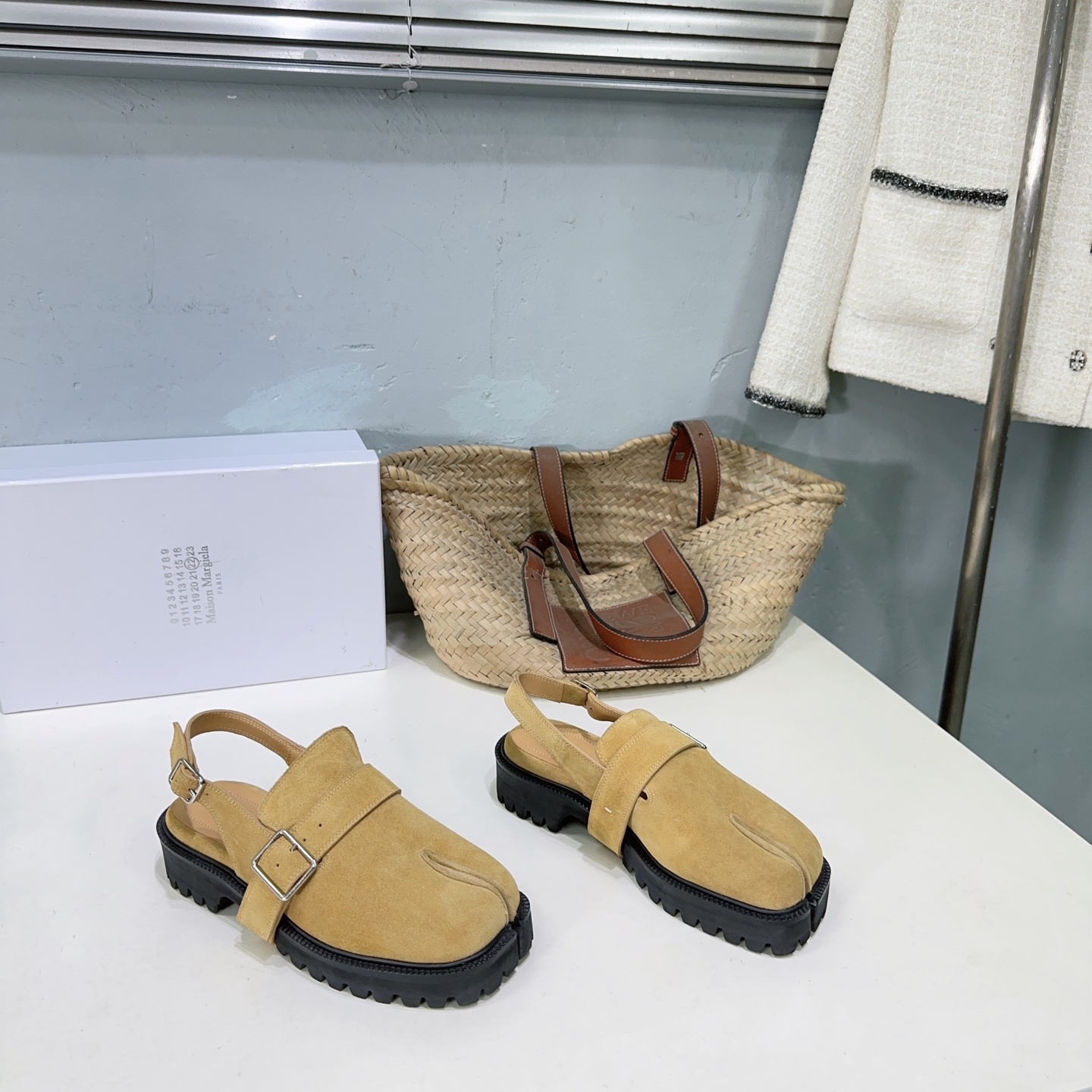 NO:259879,High quality!  The niche trendy brand Maison Margiela MM6 is out of Birken!  The new spring style of 25 is coming!  Lightweight thick-soled sandals!  It's so fragrant, the beautiful and colorful girly feeling is coming to my face!  Fashion items that cannot be missed. Simple and stylish beauty. The leader in running volume, must-have items for splitting toes. Fashionable age-reducing artifact. The casual and straightforward design. Integrate the unique logo of MM6 and satisfy the daily life. Leisure and vacation. Versatile. True and Bashi. The original consistent materials. Benchmark the original list. Please be sure of our high-quality products!  The upper is made of imported calfskin/beef reverse velvet, inner foot pad water dyed cowhide original molded foam rubber sole, light and comfortable Size: 35-40 (40 custom made without return and exchange) with original packaging, sandals, masion margiela, masion margiela, sandals, cowhide19860909高品质！小众潮牌MaisonMargiela马吉拉 MM6 出勃肯拖啦！25春意新款火爆来袭！轻便厚底凉鞋！太香了,靓丽多彩少女感扑面而来！ 不容错过的时尚单品 简单又有格调的美 跑量扛把子,分趾必入单品 时尚减龄神器 随性率真的感脚 简单高级的设计 融入MM6独有的标志分趾,同时满足日常 休闲渡假 百搭 真心巴适 原版一致材料 对标原单 请认准咱家高货！ 鞋面采用进口小牛皮/牛反绒 内里垫脚水染牛皮 原版开模发泡橡胶大底 轻便舒适 码数:35-40（40定做不退换） 配原版包装,凉鞋,masion margiela,masion margiela,sandals,cowhide,Women's Shoes