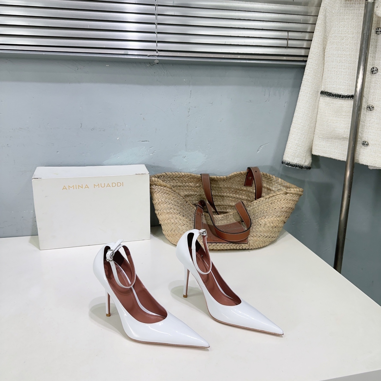 NO:415668,High quality!  Niche trendy brand · Spring and summer simple pointed high heels!  Elegant style creates a different feeling, simple and elegant style!  show bdetails —————————————— The upper is soft patent leather, inner foot padded sheepskin, imported from Italy, original color genuine leather outsole, heel height: 10cm, size: 35-42 (40 41 42, fixed return and exchange) With original packaging, sandals, sandals, high heels, sheepskin, Leather soles19860909高品质！小众潮牌 · 春夏款简易尖头高跟鞋！ 优雅风格 创造不一样的感觉 简约气质款式！ show bdetails ———————————— 鞋面采用软漆皮 内里垫脚羊皮 意大利进口原色真皮大底 跟高:10cm 码数:35-42（40 41 42 定不退换） 配原版包装,凉鞋,sandals,high heels,sheepskin,Leather soles,Women's Shoes