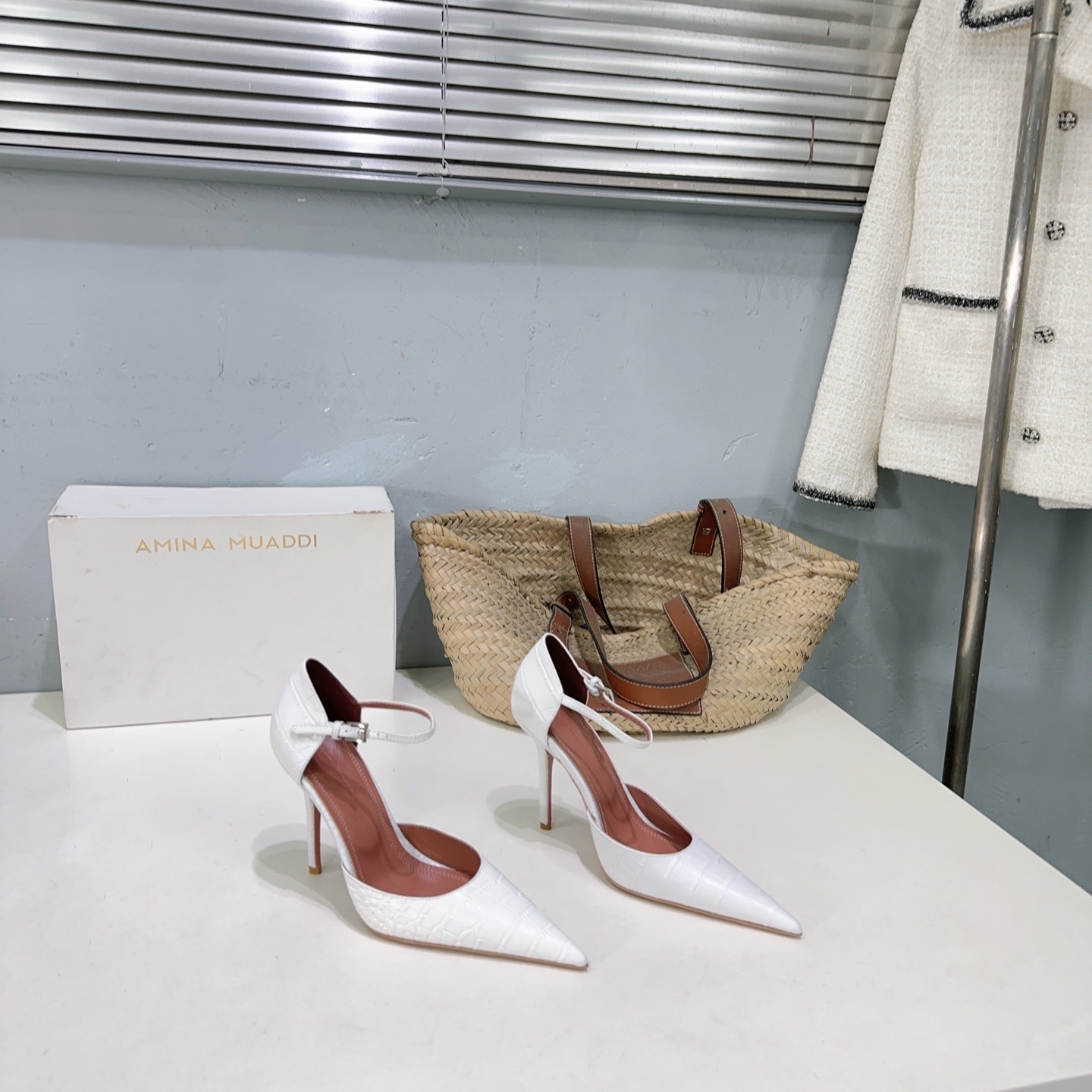 NO:415673,High quality!  Niche trendy brand · Spring and summer simple pointed high heels!  Elegant style creates a different feeling, simple and elegant style!  show bdetails ————————————— The upper is made of original imported stone calfskin, inner footbed sheepskin imported from Italy, original color genuine leather outsole Heel height: 10cm Size: 35-42 (40 41 42, no return or exchange) With original packaging, sandals, sandals, high heels, cowhide, sheepskin, Leather soles19860909高品质！小众潮牌 · 春夏款简易尖头高跟鞋！ 优雅风格 创造不一样的感觉 简约气质款式！ show bdetails ———————————— 鞋面采用原版进口石头纹小牛皮 内里垫脚羊皮 意大利进口原色真皮大底 跟高:10cm 码数:35-42（40 41 42 定不退换） 配原版包装,凉鞋,sandals,high heels,cowhide,sheepskin,Leather soles,Women's Shoes