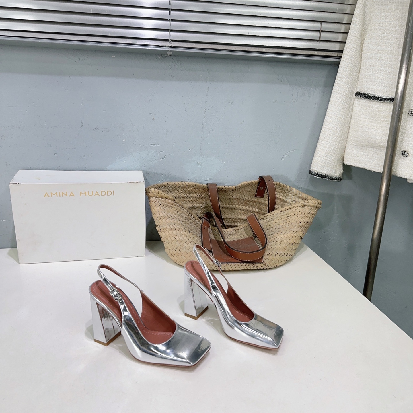 NO:415680,High quality!  Niche trendy brand · Spring and summer simple thick heeled square-headed high-heeled sandals!  Elegant style creates a different feeling, simple and elegant style!  show bdetails —————————————— The upper is made of original soft patent leather, inner footbed sheepskin imported from Italy, original color genuine leather outsole Heel height: 10cm Size: 35-42 (40 41 42, no return or exchange) With original packaging, sandals, sandals, sheepskin, Leather soles19860909高品质！小众潮牌 · 春夏款简易粗跟方头后空高跟凉鞋！ 优雅风格 创造不一样的感觉 简约气质款式！ show bdetails ———————————— 鞋面采用原版软漆皮 内里垫脚羊皮 意大利进口原色真皮大底 跟高:10cm 码数:35-42（40 41 42 定不退换） 配原版包装,凉鞋,sandals,sheepskin,Leather soles,Women's Shoes