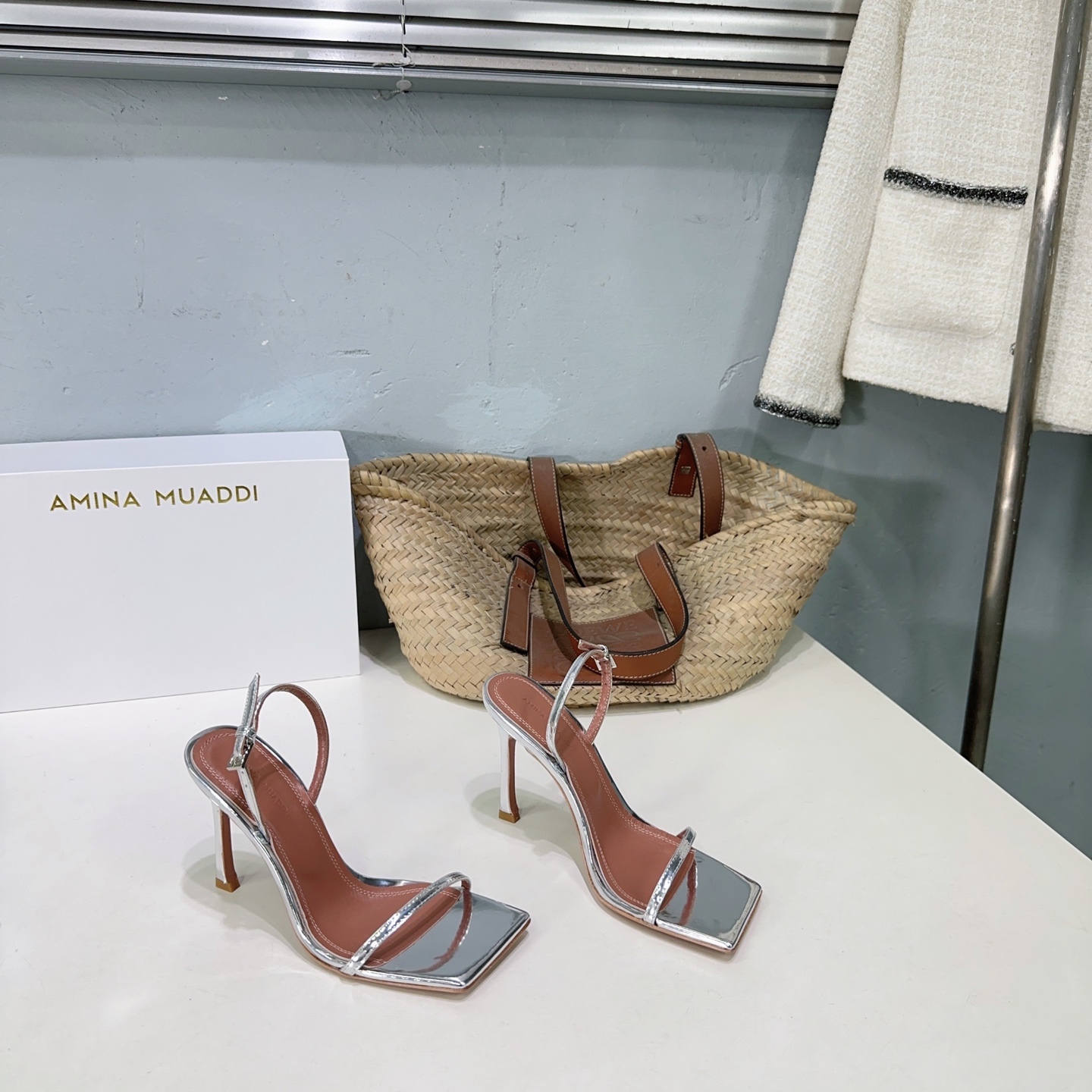 NO:415687,High quality!  Niche trendy brand · Spring and summer simple square headband high heel sandals!  Elegant style creates a different feeling, simple and elegant style!  show bdetails —————————————— The upper is made of original soft patent leather, inner footbed sheepskin imported from Italy, original color genuine leather outsole Heel height: 10cm Size: 35-42 (40 41 42, no return or exchange) With original packaging, sandals, sandals, sheepskin, Leather soles19860909高品质！小众潮牌 · 春夏款简易方头带子高跟凉鞋！ 优雅风格 创造不一样的感觉 简约气质款式！ show bdetails ———————————— 鞋面采用原版软漆皮 内里垫脚羊皮 意大利进口原色真皮大底 跟高:10cm 码数:35-42（40 41 42 定不退换） 配原版包装,凉鞋,sandals,sheepskin,Leather soles,Women's Shoes