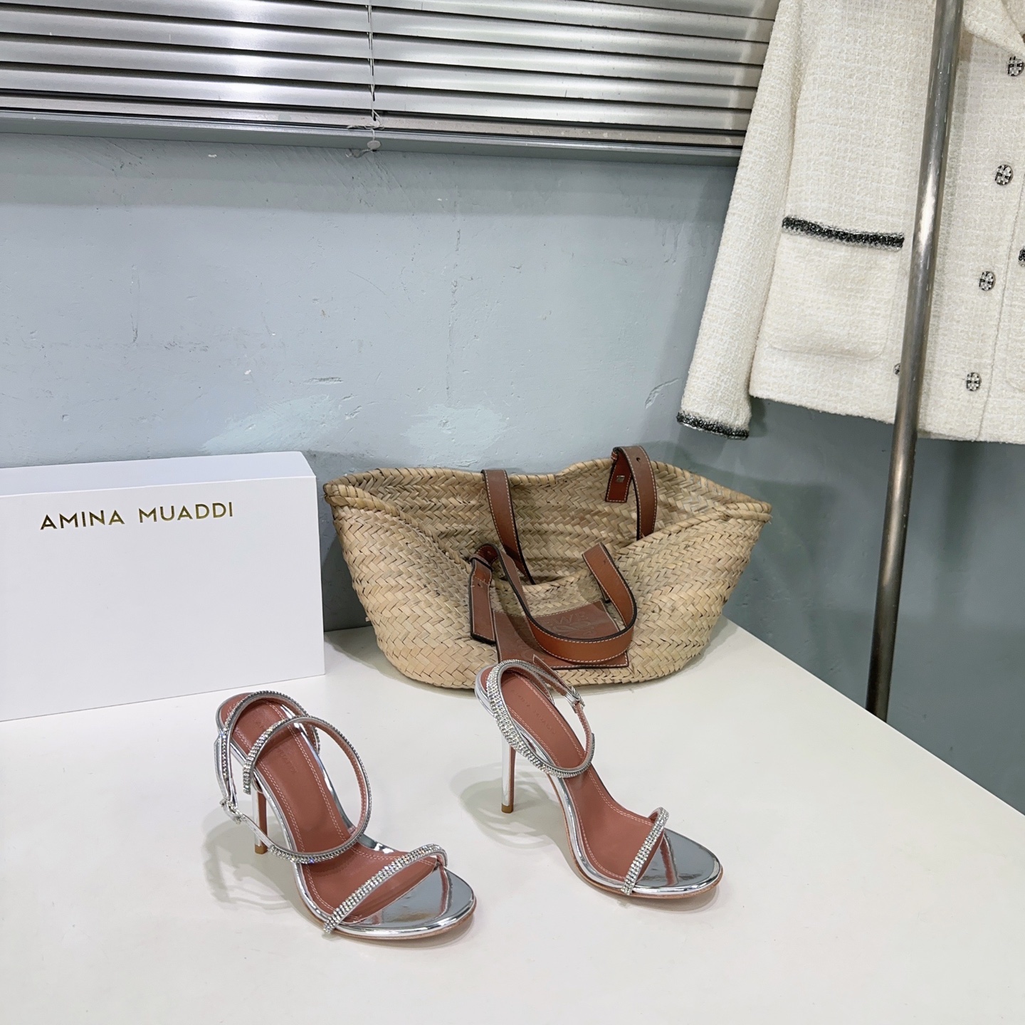 NO:415694,High quality!  Niche trendy brand · Spring and summer simple round-toe crystal diamond strap high heel sandals!  Elegant style creates a different feeling, simple and elegant style!  show bdetails —————————————— The upper is made of original soft patent leather/imported Czech diamonds, inner footbed sheepskin imported from Italy, original color genuine leather outsole Heel height: 10cm Size: 35-42 (40 41 42, fixed return and exchange) With original packaging, sandals, sandals, sheepskin, Leather soles19860909高品质！小众潮牌 · 春夏款简易圆头水晶钻带子高跟凉鞋！ 优雅风格 创造不一样的感觉 简约气质款式！ show bdetails ———————————— 鞋面采用原版软漆皮/进口捷克钻 内里垫脚羊皮 意大利进口原色真皮大底 跟高:10cm 码数:35-42（40 41 42 定不退换） 配原版包装,凉鞋,sandals,sheepskin,Leather soles,Women's Shoes