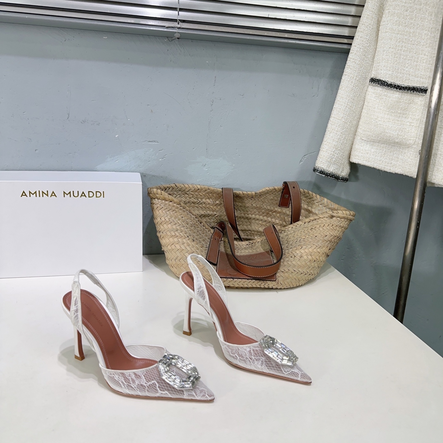 NO:415701,High quality!  Niche trendy brand · Spring and summer simple lace mesh sun flower diamond crystal buckle with pointed-toe high-heeled sandals!  Elegant style creates a different feeling, simple and elegant style!  show bdetails ————————————— The upper is made of original imported lace mesh/imported Czech diamonds, inner footbed sheepskin imported from Italy, original color genuine leather outsole Heel height: 9.5cm Size: 35-42 (40 41 42, no return or exchange) With original packaging, sandals, sandals, sheepskin, Leather soles19860909高品质！小众潮牌 · 春夏款简易蕾丝网纱太阳花钻水晶扣饰尖头后空高跟凉鞋！ 优雅风格 创造不一样的感觉 简约气质款式！ show bdetails ———————————— 鞋面采用原版进口蕾丝网布/进口捷克钻 内里垫脚羊皮 意大利进口原色真皮大底 跟高:9.5cm 码数:35-42（40 41 42 定不退换） 配原版包装,凉鞋,sandals,sheepskin,Leather soles,Women's Shoes