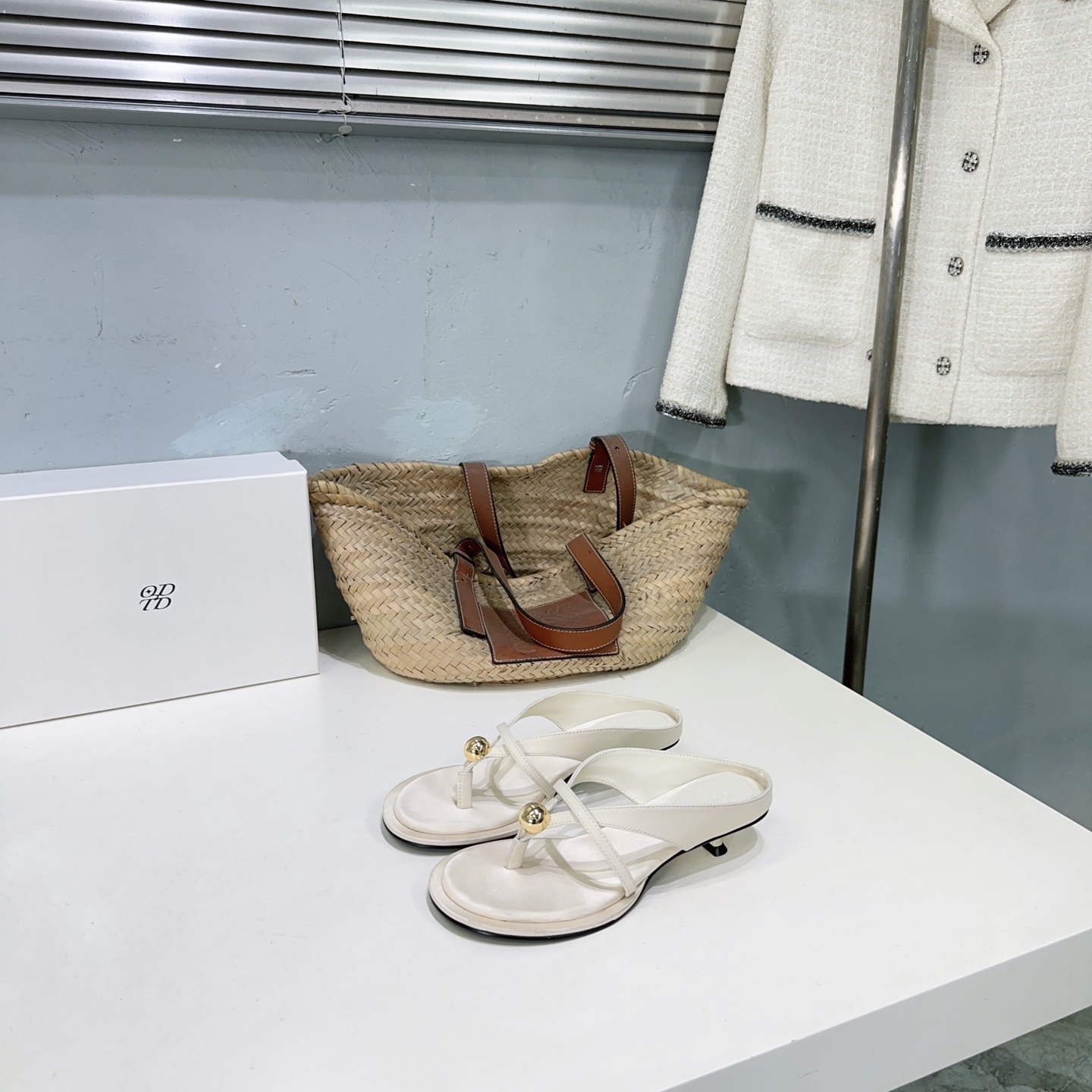 NO:165894,High quality!  Niche trendy brand ODTD25 spring new silk kitten heel metal ball round-head flip flops sandals This year's popular big-head sandals reveal their inadvertent sexyness. The kitten heel perfectly stretches the legs and is eye-catching and easy to add points to summer outfits. The upper uses imported beef patent leather, inner foot pads, real silk satin, original mold opening combination rubber outsole Heel height: about 3.5cm Size: 35-40 (40 custom made without return) with original packaging, sandals, sandals, real silk, silk fabric19860909高品质！小众潮牌ODTD25春意新款真丝小猫跟金属球圆头人字拖凉鞋今年大热的大头凉鞋优雅随性中透露不经意的性感,小猫跟完美拉长双腿比例惹眼轻松为夏日穿搭加分鞋面采用进口牛漆皮 内里垫脚真丝绸缎 原版开模组合橡胶大底 跟高:约3.5cm 码数:35-40（40订做不退换） 配原版包装,凉鞋,sandals,real silk,silk fabric,Women's Shoes