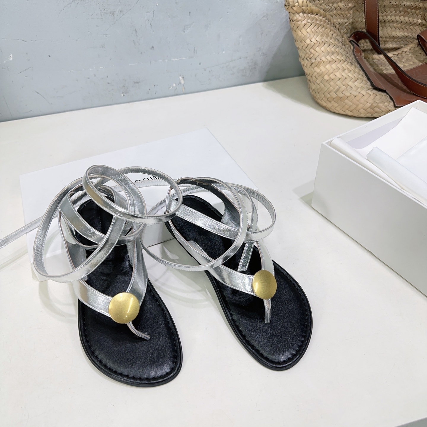 NO:165896,High quality!  Niche trend brand The row 25 spring and summer new minimalist style hardware buckle thin strap surround strap flip flops toe sandals!  This lace-up slipper is simple in style, cleverly balances the soft charm and distinct personality. The thin straps surround the ankle, revealing a modern and fashionable atmosphere, outlining charming lines, and is a simple and casual yet wonderful outfit. The upper is made of calfskin, inner sheepskin, original open mold rubber outsole. Size: 35-40 (40 custom made without return and exchange) with original packaging, sandals, sandals, slippers, cowhide, sheepskin19860909高品质！小众潮牌The row 25春夏新款极简风格五金筒扣细带环绕绑带人字拖鞋夹趾凉鞋！ 这款系带拖鞋风格简约,巧妙平衡柔美魅力与鲜明个性,细带子环绕踝部,展露现代时尚气息,勾勒迷人线条,是简约随性又不失精彩的穿搭配饰 鞋面采用小牛皮 内里羊皮 原版开模橡胶大底 码数:35-40（40定做不退换） 配原版包装,凉鞋,sandals,slippers,cowhide,sheepskin,Women's Shoes