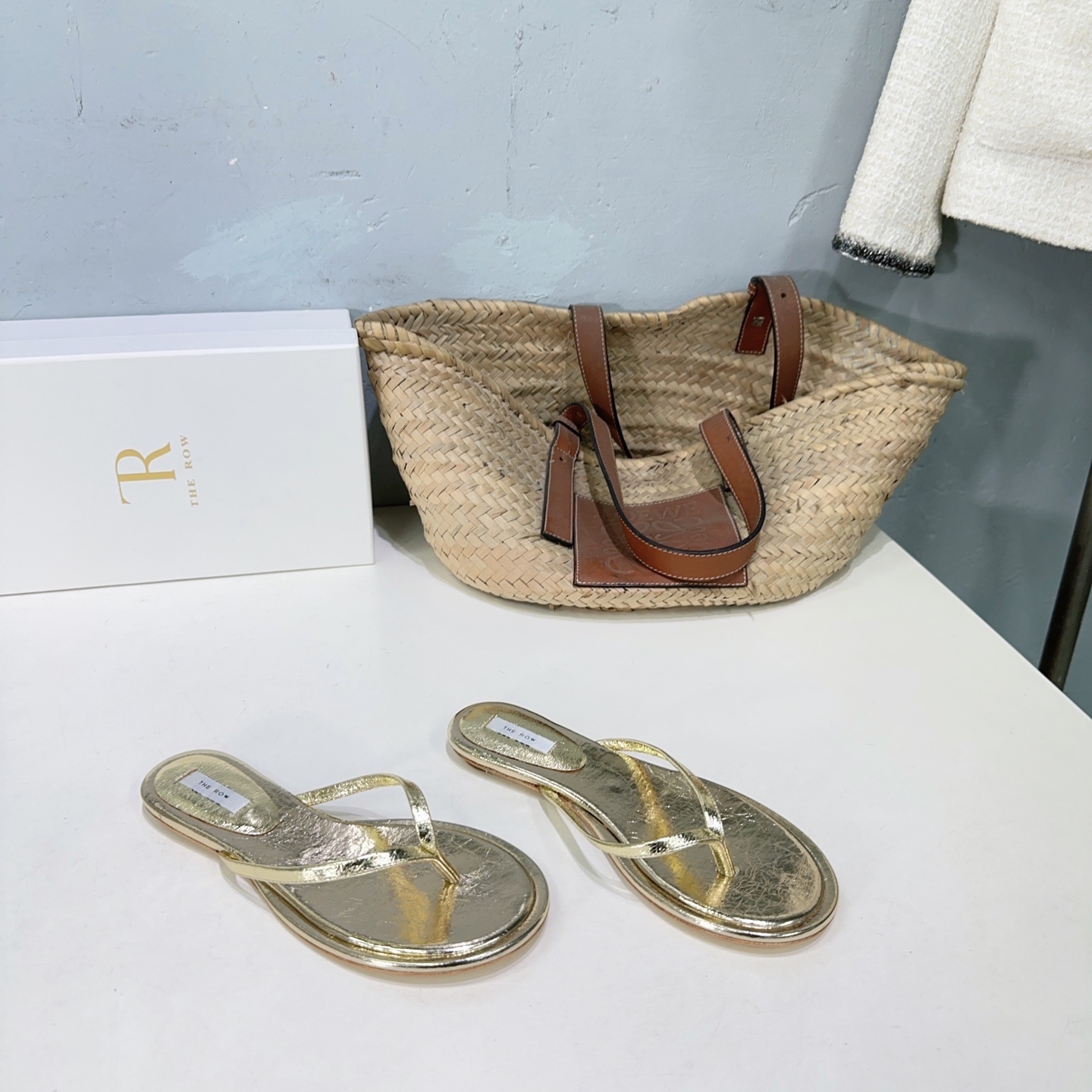 NO:259869,High quality!  Niche trendy brand The row25 summer new minimalist clip-toe flip-flops sandals soft soles and mixed-bred sheepskin wrapped foam make the surface more comfortable. It is soft like stepping on clouds without hitting the feet. This lace-up slippers are simple in style, cleverly balanced, soft charm and distinctive personality. The metal color scheme reveals a modern and fashionable atmosphere and outlines charming lines. It is a simple and casual yet wonderful outfit accessories. The upper is mixed-bred sheepskin, inner footbed sheepskin original open mold rubber sole Size: 35-41 (41 custom made without return) with original packaging, split-toe shoes, sandals, slippers, sheepskin19860909高品质！小众潮牌 The row25夏季新款极简夹趾人字拖鞋凉鞋软软鞋底和混种绵羊皮包裹泡棉,让面底都更舒适,穿着不打脚,像踩着云朵一样很柔软. 这款系带拖鞋风格简约,巧妙平衡柔美魅力与鲜明个性,金属配色展露现代时尚气息,勾勒迷人线条,是简约随性又不失精彩的穿搭配饰 鞋面采用混种羊皮 内里垫脚绵羊皮 原版开模橡胶大底 码数:35-41（41定做不退换） 配原版包装,分趾鞋,sandals,slippers,sheepskin,Women's Shoes