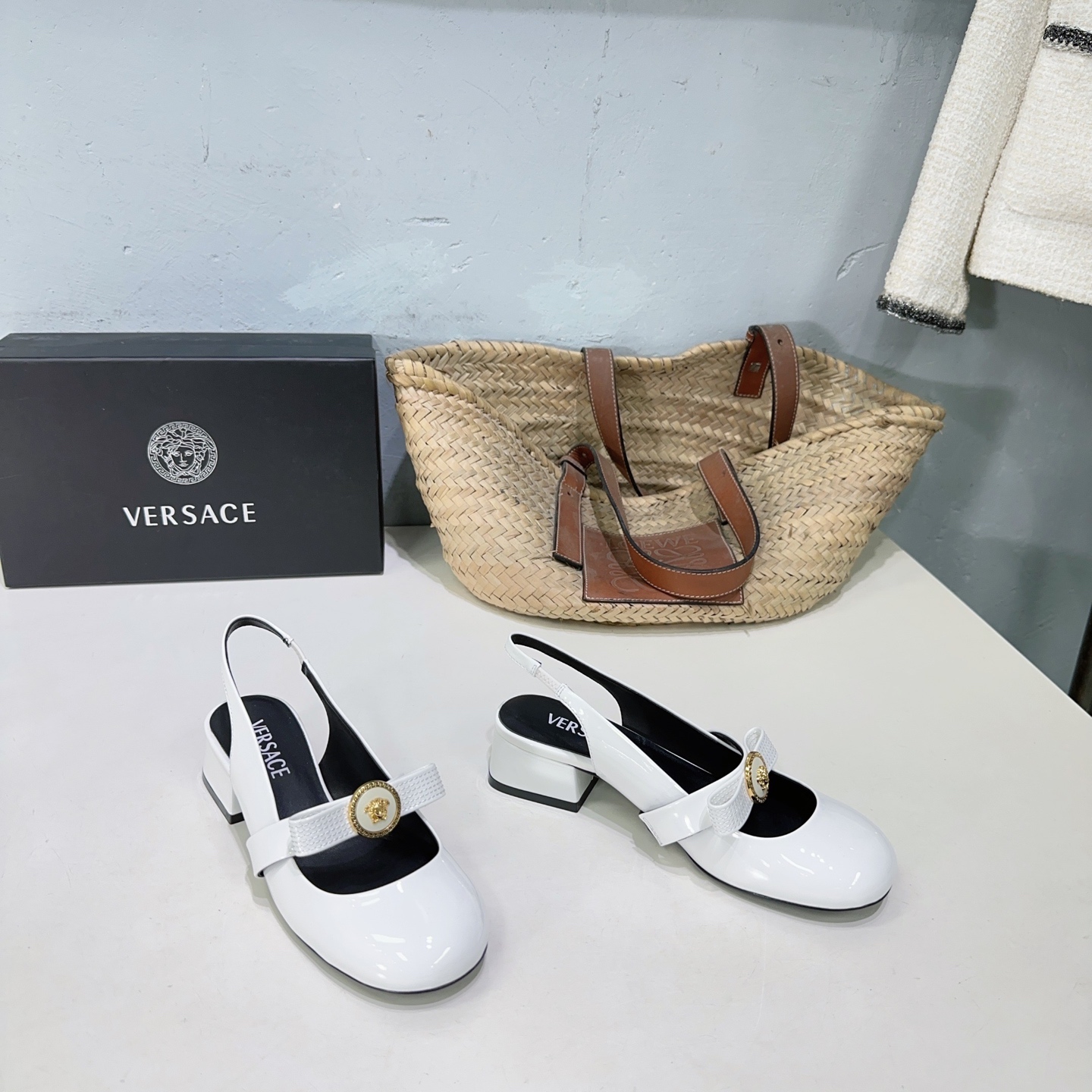 NO:223250,High quality!  Niche trendy brand Versace Versace 2025 spring and summer new bow thick heel round-headed Mary Jane empty sandals!  —————————————— The Milan show is with simple and capable style, fairy tale Atlantis or magical ocean themes, bright color matching, bright colors and free contours, and full of artistic sense. This series is also full of Versace's iconic charm elements!  Upper is made of soft patent leather, inner foot pad imported sheepskin, imported Italian original color genuine leather outsole Heel height: about 4.5cm Size: 35-40 (40 custom made without return and exchange) With original packaging, single shoes, versace, versace, sandals, mary jane, sheepskin, Leather soles19860909高品质！小众潮牌Versace 范思哲2025春夏新款蝴蝶结粗跟圆头玛丽珍后空凉鞋！ ———————————— 米兰秀场同简约干练的版型,童话般的亚特兰蒂斯或神奇的海洋主题,明亮的彩色配色,鲜艳的颜色和自由的轮廓,同时充满艺术感. 这个系列也充满了范思哲标志性的魅力元素 ！ 鞋面采用软漆皮 内里垫脚进口羊皮 意大利进口原色真皮大底 跟高:约4.5cm 码数:35-40（40定制不退换） 配原版包装,单鞋,versace,versace,sandals,mary jane,sheepskin,Leather soles,Women's Shoes