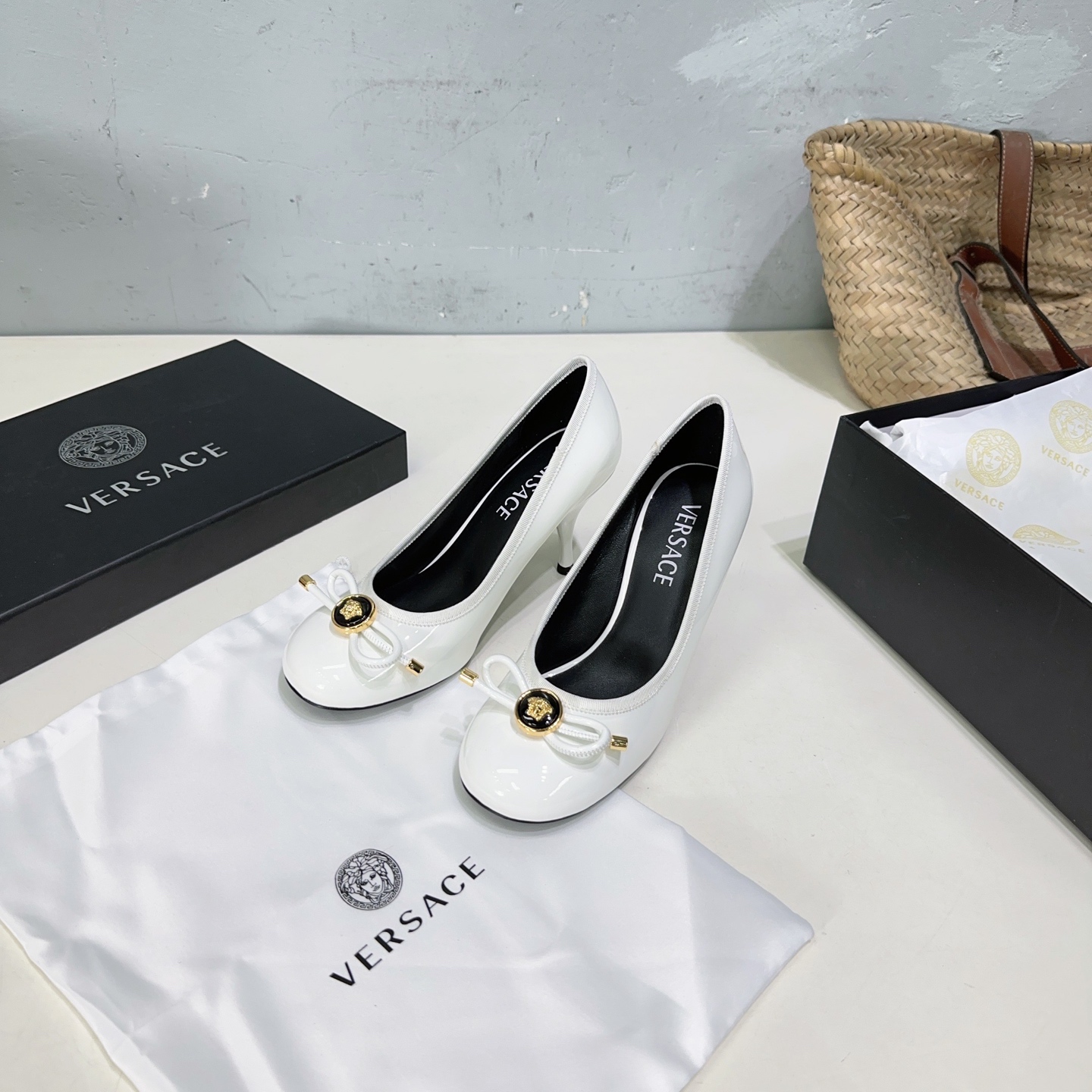 NO:223255,High quality!  Versace niche trend brand Versace 2025 spring and summer new bow round-toe Marie Jane high heel shoes ————————————————————— Milan show with simple and capable style, fairy-tale Atlantis or magical ocean theme, bright color matching, bright colors and free contours, and full of artistic sense. This series is also full of Versace’s iconic charm elements!  Upper is made of soft patent leather, inner foot pad imported sheepskin, imported Italian original color genuine leather outsole Heel height: about 8.5cm Size: 35-40 (40 custom made without return and exchange) With original packaging, single shoes, versace, versace, mary jane, sheepskin, Leather soles19860909高品质！小众潮牌Versace 范思哲2025春夏新款蝴蝶结圆头玛丽珍高跟单鞋 ———————————— 米兰秀场同简约干练的版型,童话般的亚特兰蒂斯或神奇的海洋主题,明亮的彩色配色,鲜艳的颜色和自由的轮廓,同时充满艺术感. 这个系列也充满了范思哲标志性的魅力元素 ！ 鞋面采用软漆皮 内里垫脚进口羊皮 意大利进口原色真皮大底 跟高:约8.5cm 码数:35-40（40定制不退换） 配原版包装,单鞋,versace,versace,mary jane,sheepskin,Leather soles,Women's Shoes