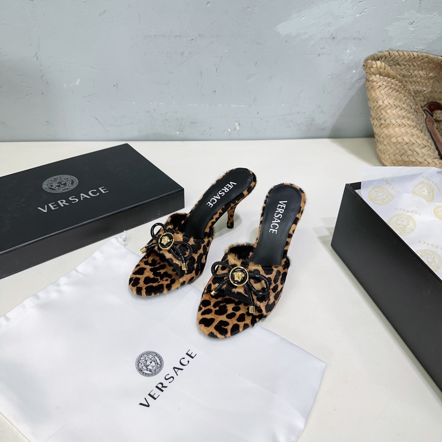 NO:223244,High quality!  Niche trendy brand Versace Versace 2025 spring and summer new bow high heel slippers!  —————————————— The Milan show is with simple and capable style, fairy tale Atlantis or magical ocean themes, bright color matching, bright colors and free contours, and full of artistic sense. This series is also full of Versace's iconic charm elements!  The upper is made of soft patent leather/horse, inner foot pad imported sheepskin, imported Italian original color genuine leather outsole, heel height: about 8.5cm, size: 35-40 (40 custom made without return and exchange) with original packaging, high heels, versace, versace, high heels, slippers, sheepskin, Leather soles19860909高品质！小众潮牌Versace 范思哲2025春夏新款蝴蝶结高跟拖鞋！ ———————————— 米兰秀场同简约干练的版型,童话般的亚特兰蒂斯或神奇的海洋主题,明亮的彩色配色,鲜艳的颜色和自由的轮廓,同时充满艺术感. 这个系列也充满了范思哲标志性的魅力元素 ！ 鞋面采用软漆皮/马毛 内里垫脚进口羊皮 意大利进口原色真皮大底 跟高:约8.5cm 码数:35-40（40定制不退换） 配原版包装,高跟鞋拖鞋,versace,versace,high heels,slippers,sheepskin,Leather soles,Women's Shoes