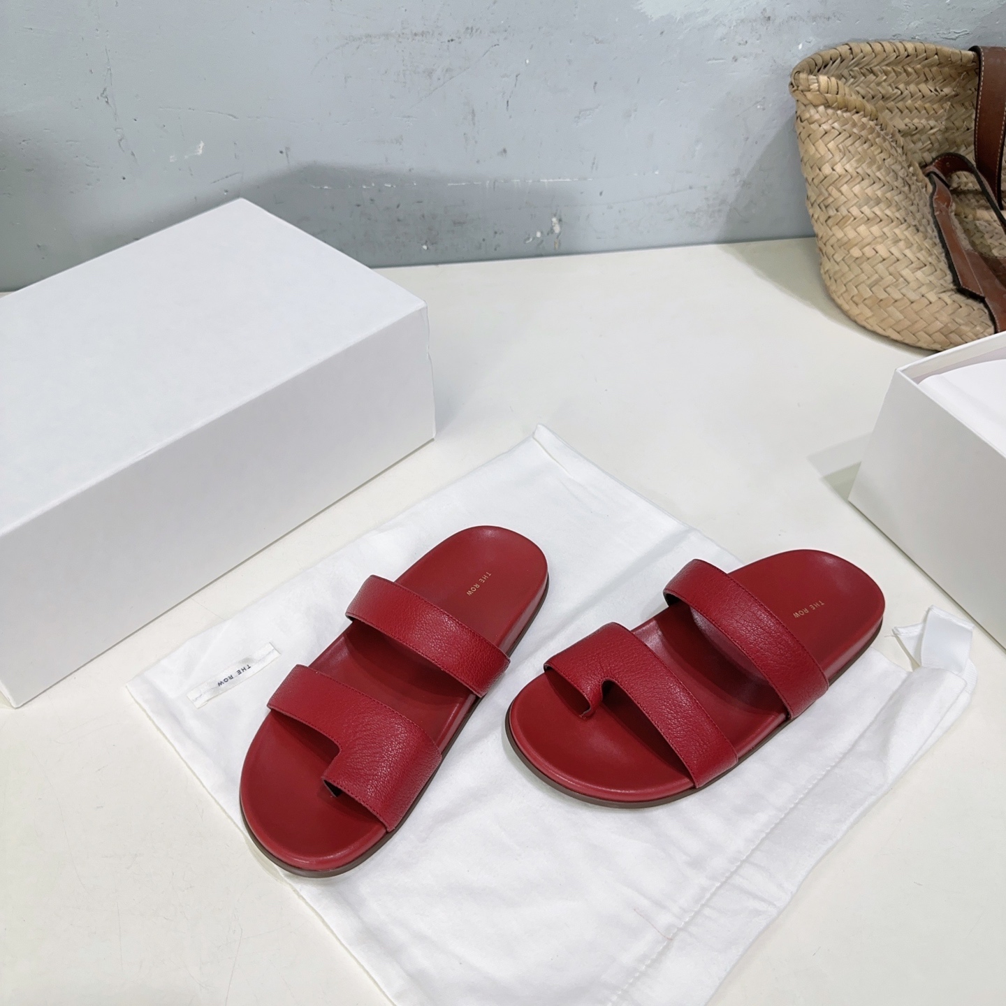 NO:223240,High quality!  A new color for niche trendy brands!  THE ROW25 Spring and Summer Water Platform One-Strip Minimalist Slippers!  Needless to say, this is one of the most popular brands in the past two years, and almost everyone in the bloggers have a pair of them!  The spring season is coming, so I recommend this casual and design-oriented slipper. I feel like this flip flop is about to be popular!  Whether it is paired with jeans, linen leg pants or skirts, it can be very eye-catching!  A pair must be purchased!  The upper is made of imported lychee pattern calf leather, inner sheepskin, original mold water table combination rubber outsole. Size: 35-40 (40 custom made without return or replacement) with original packaging, split-toed shoes, slippers, skirts, jeans, cowhide, sheepskin19860909高品质！小众潮牌新色！THE ROW25春夏水台一字带极简拖鞋！这不用多说,是近两年最火之一的品牌,几乎博主人手一双！春天的季节就要到了,推荐这款随性又不乏设计感的拖鞋,这款人字拖鞋我感觉即将要爆火！无论是配牛仔裤,亚麻腿裤还是裙子都可以很亮眼！必须入手一双！ 鞋面采用进口荔枝纹小牛皮 内里羊皮 原版开模水台组合橡胶大底 码数:35-40（40订做不退不换） 配原版包装,分趾鞋,slippers,skirts,jeans,cowhide,sheepskin,Women's Shoes